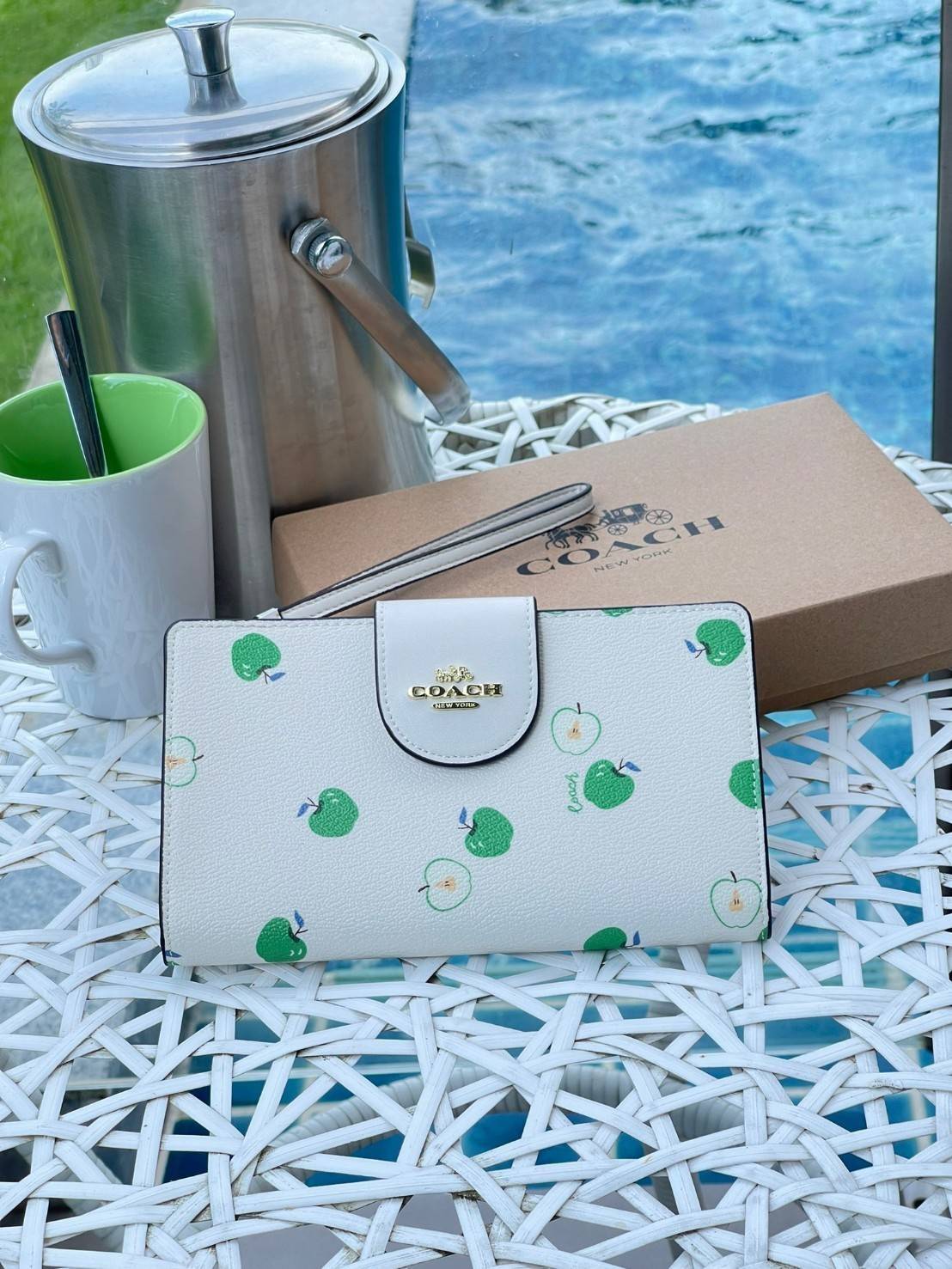 COACH TECH WALLET IN SIGNATURE CANVAS อีกหนึ่ง collection ของกระเป๋าสตางค์ที่ดีไซน์ทันสมัยให้ใช้งานได้แบบครบครัน เป็นกระเป๋าสตางค์ ที่มีช่องสำหรับใส่โทรศัพท์มือถือ ธนบัตร เหรียญ และบัตรต่าง ๆ ใช้งานแบบ2ด้าน เพิ่มความสะดวกสบายด้วยสายคล้องมือ ช่วยให้พกไปไหน