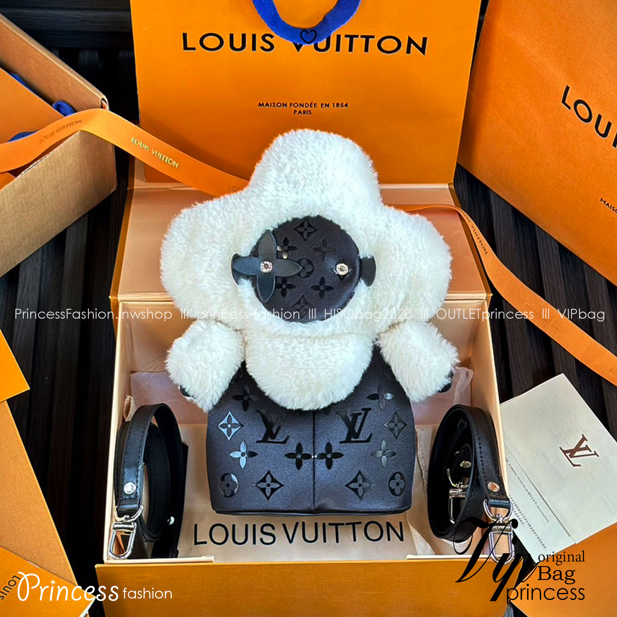 สลับแท้ LV Vivienne Backpack กระเป๋าเป้ คอลเลกชัน Ski Snow แต่งขอบขนเฟอสุดพิเศษ ดีไซน์น่ารักน่าใช้ งานผ้าไนลอนรุ่นใหม่ของแบรนด์ พิมพ์ลายโมโนแกรมด้วยซิลค์สกรีน