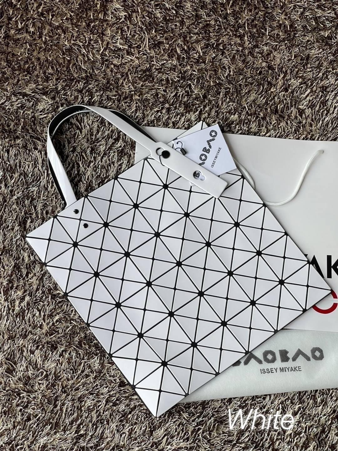 Baobao Issey Miyake 6x6 กระเป๋า Tote รุ่นนี้ถือว่าเป็นกระเป๋า Tote ไซส์กลางที่เหมาะกับการพกพาสิ่งของที่จำเป็นในทุก ๆ วัน มาพร้อมสายที่สามารถปรับได้ทั้งสองสาย และมีช่องใส่ของช่องเล็กด้านใน 1 ช่อง จุของได้เยอะแถมยังทนทาน ใช้เป็น Everyday Bag ได้เลยคะ พกพาสะ