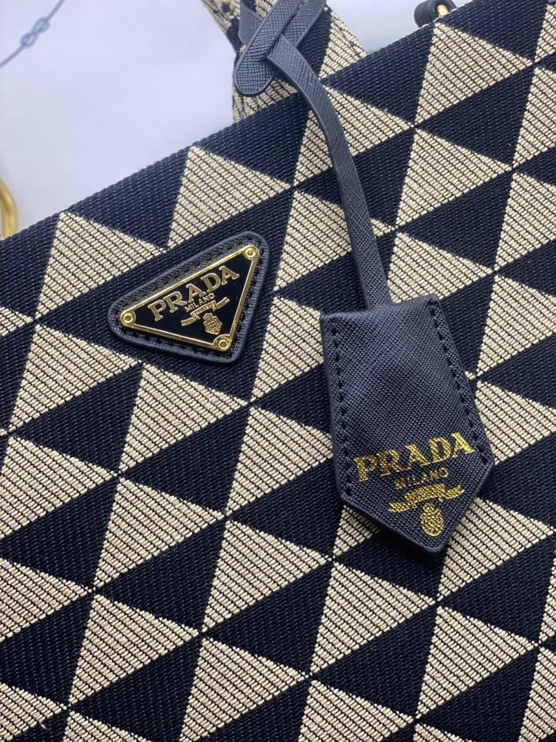 PRADA Small Prada Symbole jacquard fabric handbag แบบใหม่ล่าสุดจากแบรนด์ดัง จัดให้แบบเลิศๆ กับกระเป๋าทรงโท้ท สวยเอกลักษณ์ ภายในโล่งกว้างมาก ใส่ของแบบแน่นๆ จุๆไปได้เลย หมดห่วง!! และยังมีสายครอสบอดี้มาให้ จะสะพายชิคๆคูลๆ จะถือแบบปังๆ ก็เอาอยู่ทุกลุค ราคาคุ้