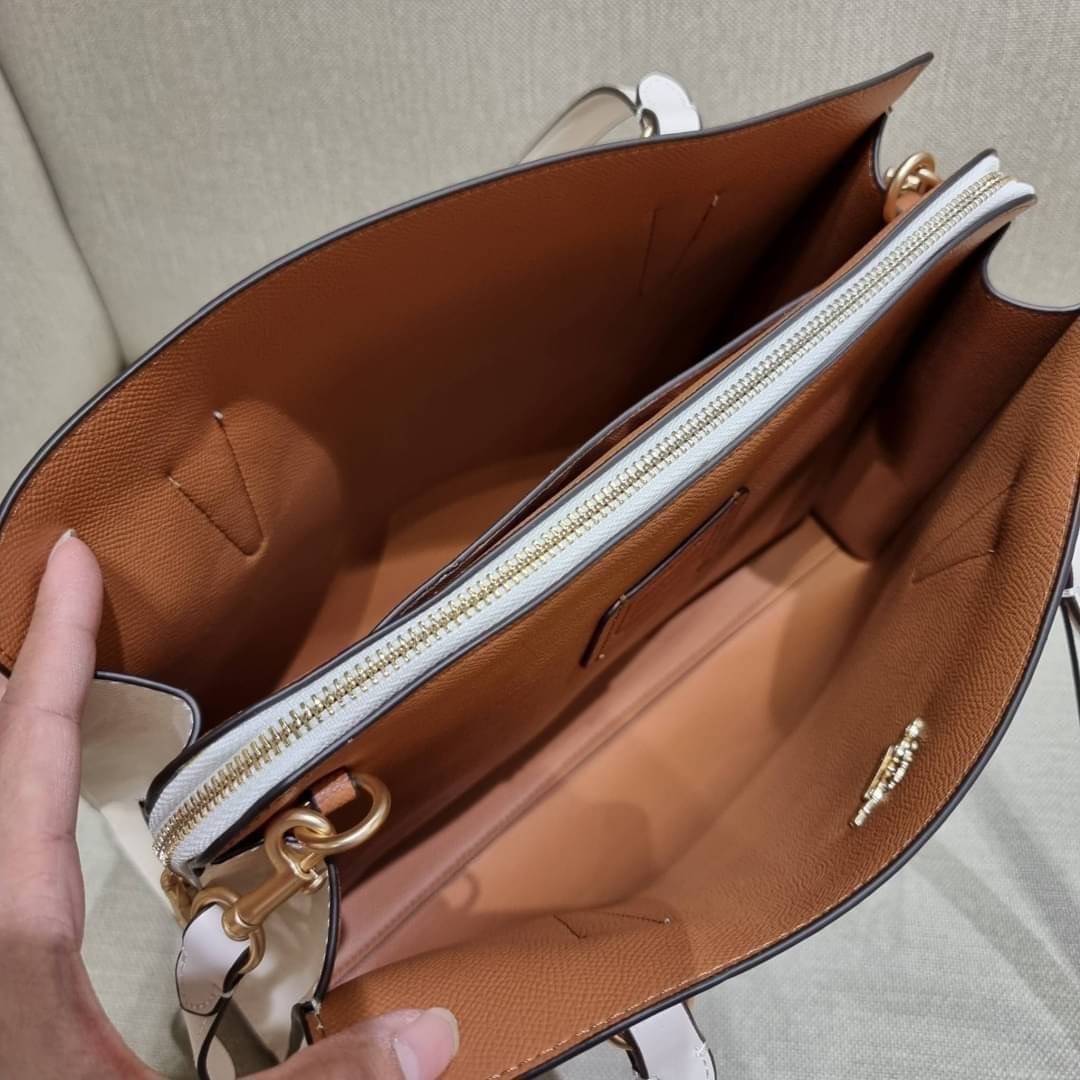 COACH C4075 TATUM CARRYALL IN SIGNATURE CANVAS คอลเลคชั่นใหม่ล่าสุด จัดมาให้ได้สวยก่อนใคร สวยหรูทุกสี!! ลุคผู้ดีต้องมาอีกหนึ่ง กระเป๋าสะพายทรงสวย ที่มาพร้อมสายสะพายไหล่ในตัว และสายครอสบอดี้สำหรับสะพายข้าง วัสดุหนัง crossgrain สวยคมมากๆ ตัวกระเป๋าถูกแบ่งเป