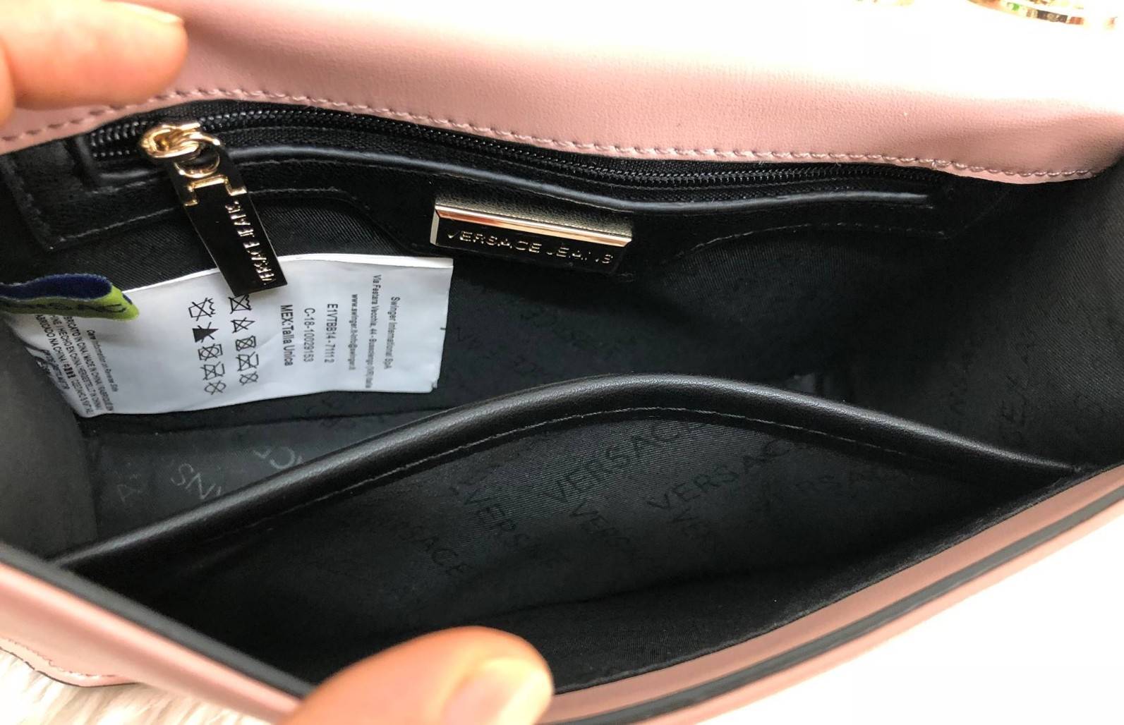 VERSACE JEANS NAPPA CROSSBODY BAG New in! กระเป๋าสะพาย วัสดุหนัง pu. เรียบเนื้อดี ปรับเปลี่ยนรูปแบบการใช้งานได้ถึง 3 แบบ สะพายข้าง, crossbody หรือคล้องไหล่ได้ อะไหล่ทองเหลื่อมๆ ดูวินเทจ เปิดปิดกระเป๋าแบบฝาปิดกระดุมแม่เหล็ก ใส่ wallet สั้น มือถือได้ทุกรุ่น