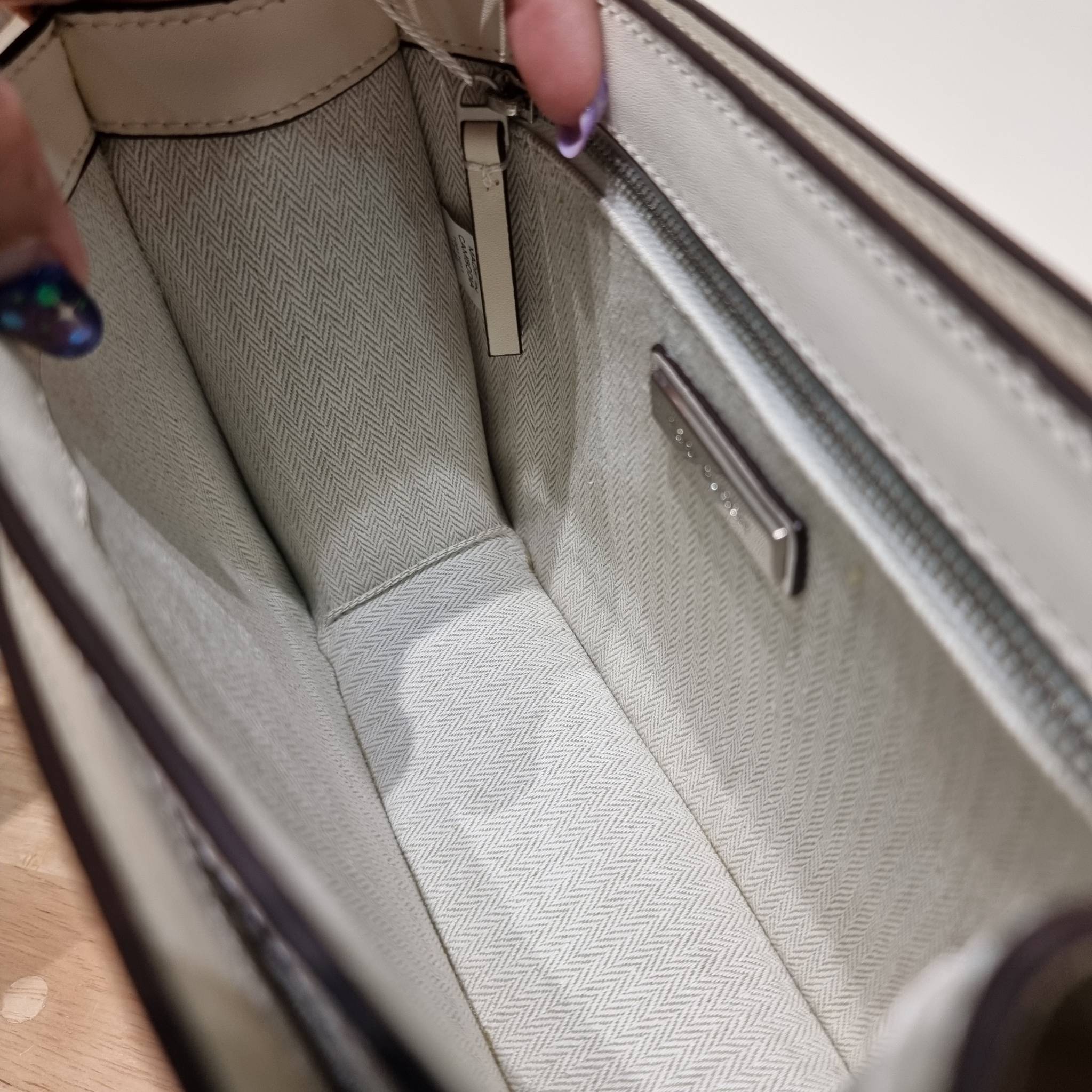 TORY BURCH BRITTEN STUDDED CROSSBODY BAG / Tory Britten Small Adjustable Shoulder Bag คอลเลคชั่นผู้ดี ดีไซน์ใหม่ล่าสุด กระเป๋าสะพายตัวท็อป ที่ตกแต่งด้วยโลโก้และหมุดสวยงาม