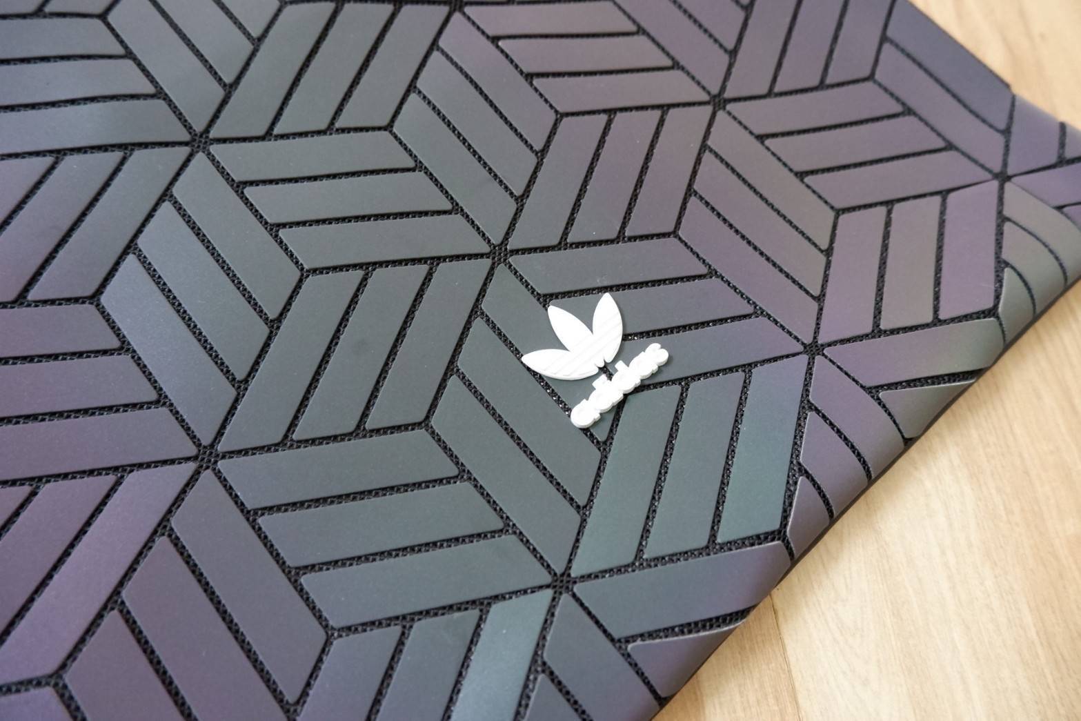 Adidas Original Shopper 3D Tote Bag Trefoil Handbag . Classic Sports กระเป๋าถือหรือสะพาย ลาย graphic ทรง sport วัสดุ polyurethaneเนื้อ matte หนังนิ่ม น้ำหนักเบา เปิดปิดด้วยซิป ภายในกว้างโล่ง ใส่ A4, iPad และของใช้ได้เยอะ Unisex ใช้ได้ทั้ง ช ญ ค่ะ