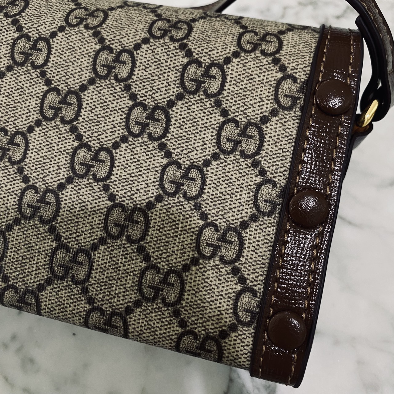 GUCCI Horsebit 1955 Mini Bag กระเป๋าสะพายทรงกล่องสวยอยู่ทรง ใส่โทรศัพท์หรือของใช้เล็กน้อยได้อย่างคล่องตัว แฝงความหรูราคาดีงามจัดมาให้พร้อม box set เป็นใบที่จะหยิบใช้ได้บ่อยๆ ด้วยขนาดกำลังดีใบนี้เอาอยู่เลยค่ะ