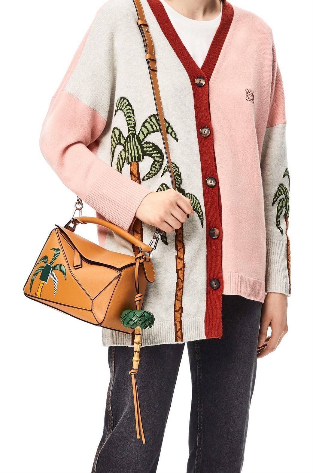 VIP 】LOEWE LA PALME PUZZLE BAG IN CLASSIC CALFSKIN คอลเลคชั่นใหม่!! กระเป๋าสะพายข้างทรงกล่อง สไตล์พัซเซิล ให้ฟีลลิ่งเหมือนตัวต่อ ดูดีได้ทุกที่แค่มีใบนี้ รอบนี้ดีไซน์พริ้นท์ลายต้นปาล์มเก๋ๆ ซัมเมอร์ยังต้องมา วัสดุหนังวัวฟอกสี เปิดใช้งานด้วยซิป ที่ภายในโล่งพ