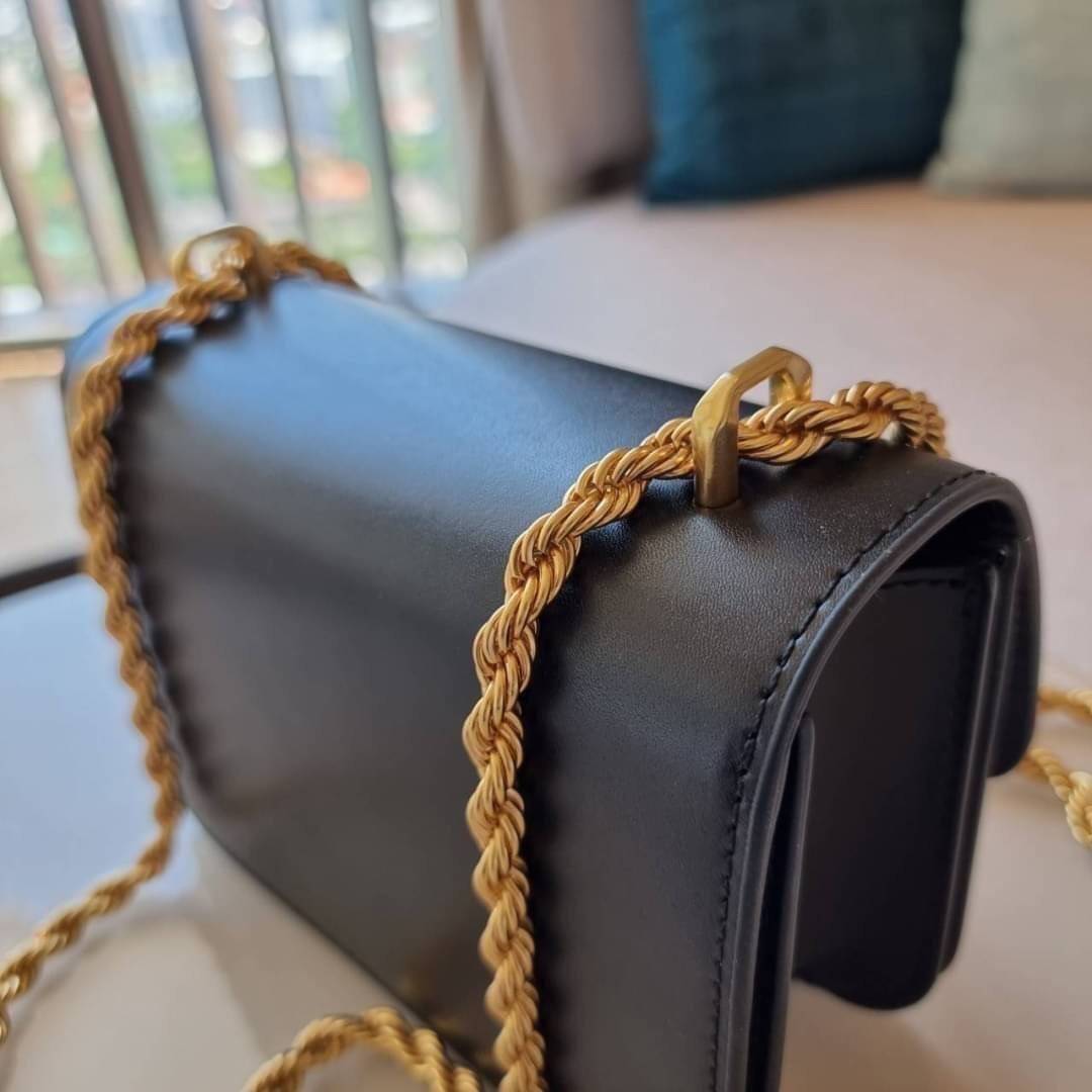 TORY BURCH ELEANOR SMALL CONVERTIBLE SHOULDER BAG ฮอตไอเท็ม รุ่นนี้ขายดีขายหมด สวยหรู คุณหนู ผู้ดี!! หายากมากแล้วน้า กระเป๋าสะพายข้าง ดีไซน์อยู่ทรง ขนาดกำลังสะดวกใช้สำหรับสาว วัสดุหนังแท้เต็มใบ สีทูโทน เปิด-ปิดด้วยแถบแม่เหล็ก ภายในแบ่งสัดส่วนได้เป็นอย่างด