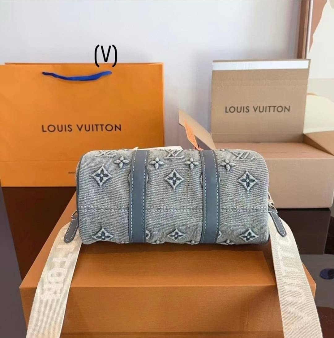 LV Bandouliere 25 Monogram Denim Bag กระเป๋าสะพายทรงหมอนเดนิมซีดสไตล์วินเทจ ปั้มนูนโลโก้ลายโมโนแกรม ใหม่ล่าสุด มาแรงม้าก! -- [รับตัวแทนกระเป๋า]