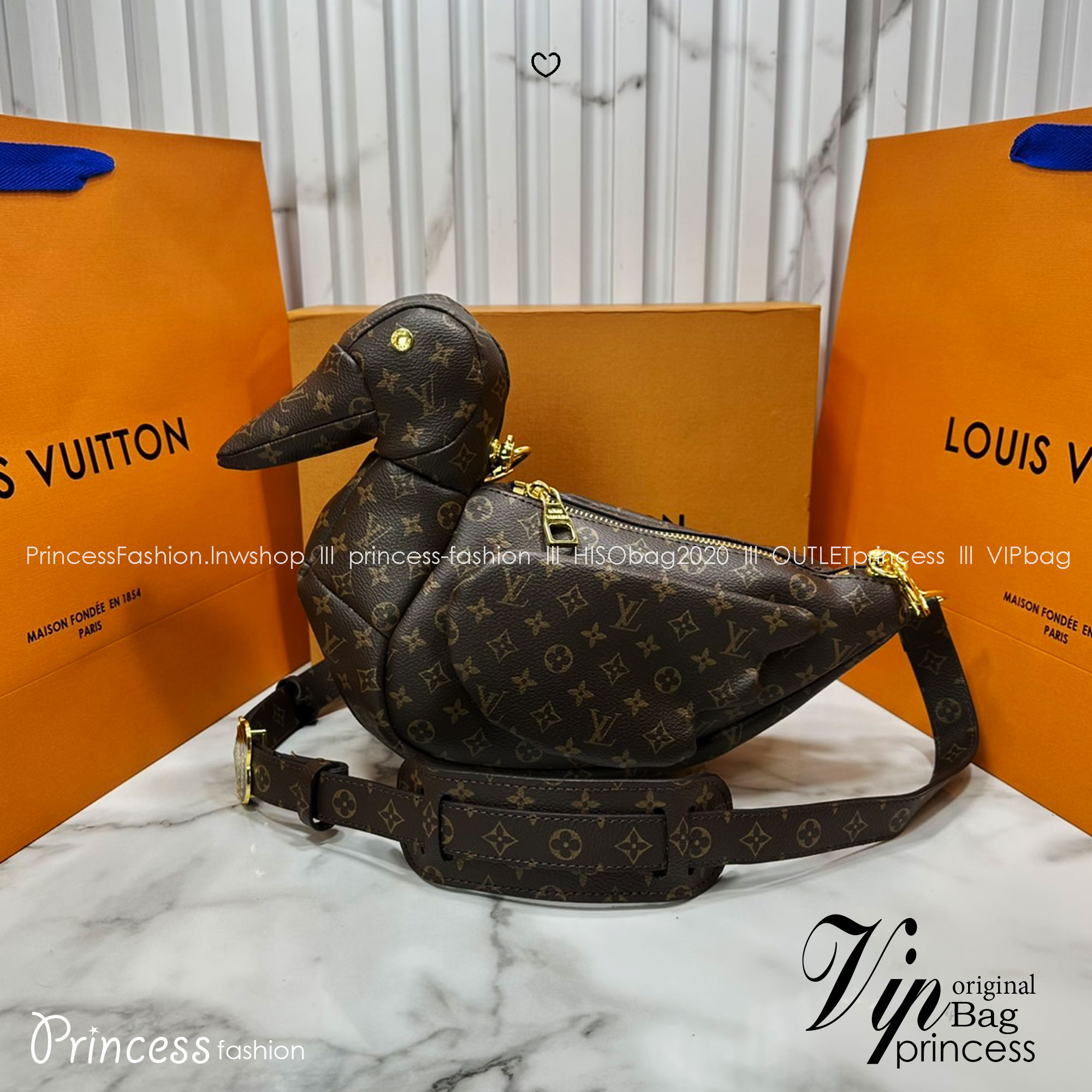 ORI หนังแท้ | LV Duck Bag Monogram coated canvas body and trim กระเป๋าดีไซน์รูปน้องเป็ด 3D กระเป๋าสะพายไหล่ขนาดกะทัดรัดรูปทรงสัตว์อันเป็นสัญลักษณ์ของสไตลิสต์สตรีทแวร์ผู้นี้