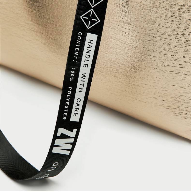 Zara shopper bag กระเป๋าสะพายสี mettalic สุดชิค จากแบรนด์ Zara ค่ะ น้ำหนักเบา สาย print สีดำลายเพิ่มดีเทล มีสายสะพายไหล่ ภายในโล่งกว้าง เปิดปิดด้วยกระดุมแม่เหล็ก ใบนี้จะใช้ไปเรียน ไปทำงานหรือไปเที่ยวก็เหมาะค่ะ