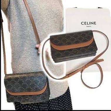 CELINE WALLET ON STRAP IN TRIOMPHE CANVAS กระเป๋าสะพายไหล่สุดเก๋ใบนี้ผลิตจากผ้าใบเคลือบอย่างดีพร้อมขอบหนังสีน้ำตาล กระเป๋ามีสายสะพายหนังสีน้ำตาลพร้อมฮาร์ดแวร์สีทอง ถอดสายออกเพื่อเป็นกระเป๋าถือทรงคลัชท์เปลี่ยนลุคช์ ลวดลายtriomphe ความเป็นแบรนด์ CELINE ได้อ