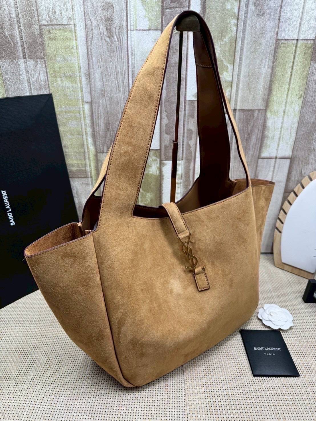 ORI หนังแท้ | YSL Le 5 À 7 Bea suede tote bag / YSL Hobo bag brown suede bag กระเป๋าทรงโท้ทงานหนังกลับ สวยเด่นเป็นเอกลักษณ์ ดีไซน์เรียบแต่มาก สวยดูแพง ภายในโล่งกว้าง จุของได้เยอะ