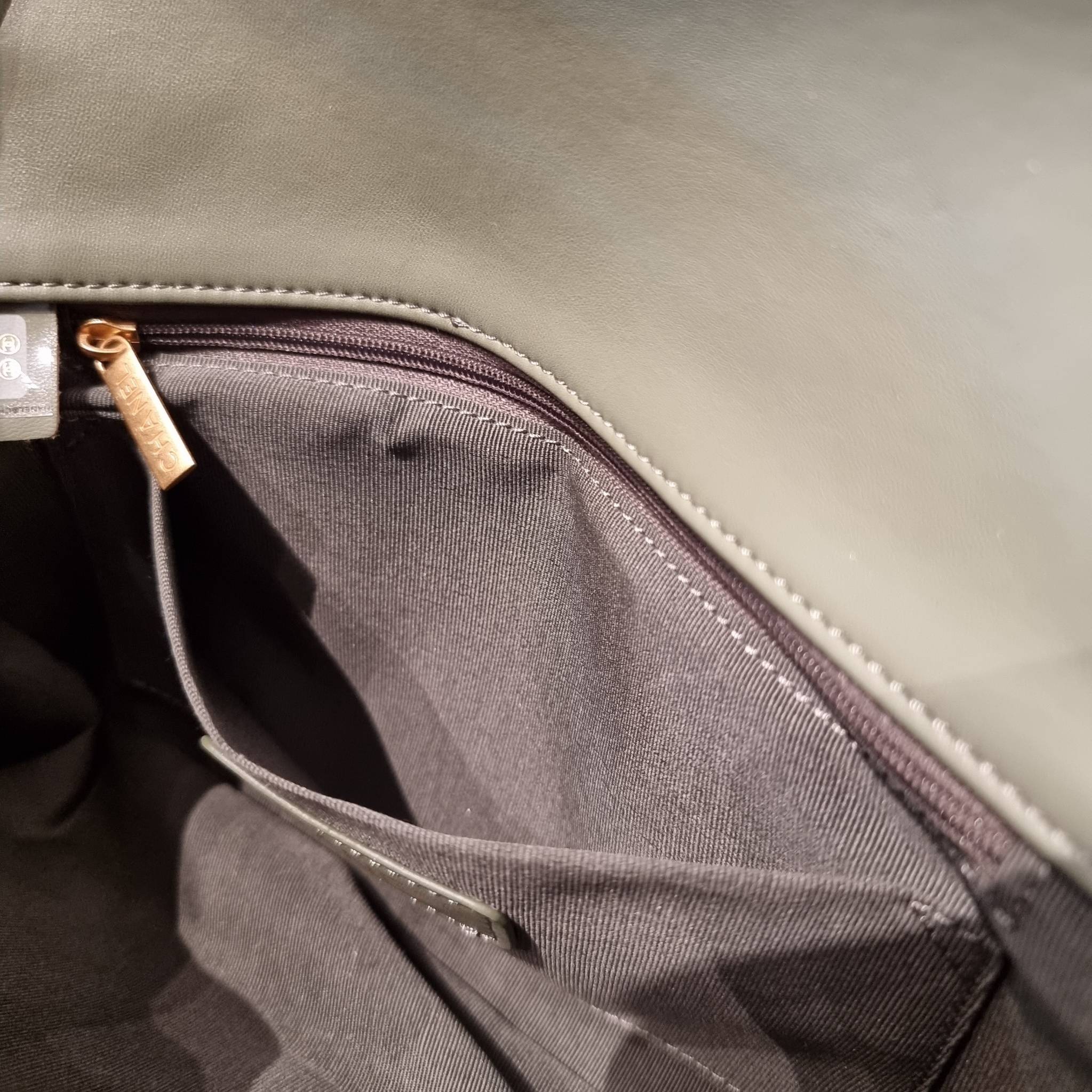 VIP 】สวยหรูพร้อมเสิร์ฟ!! กับไอเท็มสุดเลิฟจาก Chanel กระเป๋าสะพายที่สุดของความคุ้มค่า วัสดุหนังแกะนิ่มเต็มใบ เปิด-ปิดกระเป๋าด้วยตัวบิดล็อค ภายในกระเป๋าบุผ้าสวยหรู มีช่องโล่งกว้างจุของได้สบาย ใส่โทรศัพท์ กระเป๋าสตางค์ได้ มีช่องซิป 1 ช่อง ช่องย่อย 1 ช่อง ดีเ