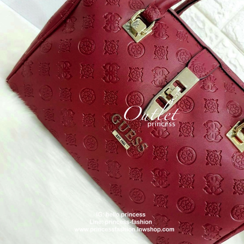 Guess Peony Classic Box Satchel คอลเลคชั่นใหม่สวยหรูจาก Guess กระเป๋าสะพายหนังนิ่มปั๊มแบรนด์รอบใบ ขนาดกำลังดี ฐานกระเป๋ามีหมุดรองฐานกันรอย หัวซิปปั๊มแบรนด์ ภายในกว้างจุของได้เยอะ มาพร้อมสายปรับและถอดออกได้ พร้อมส่ง 4 สี สวยทุกสี พลาดไม่ได้กับสาวยุคใหม่เลย