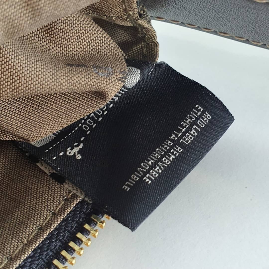 FENDI MINI BAGUETTE BROWN FABRIC BAG วัสดุ CANVAS พิมพ์ลายแบรนด์ *ทรงมินิน่ารัก เปิดปิดด้วยตัวล็อคปั้มลายแบรนด์ พร้อมซิปยาว ภายในมีช่องซิปแยกอีกช่อง สามารถใส่ iphone เงิน ของจุกจิกได้ มาพร้อมสายสะพาย2แบบ ถอดปรับได้ อะไหล่ปั้มแบรนด์สีทอง Rare items เด็ดๆแบ