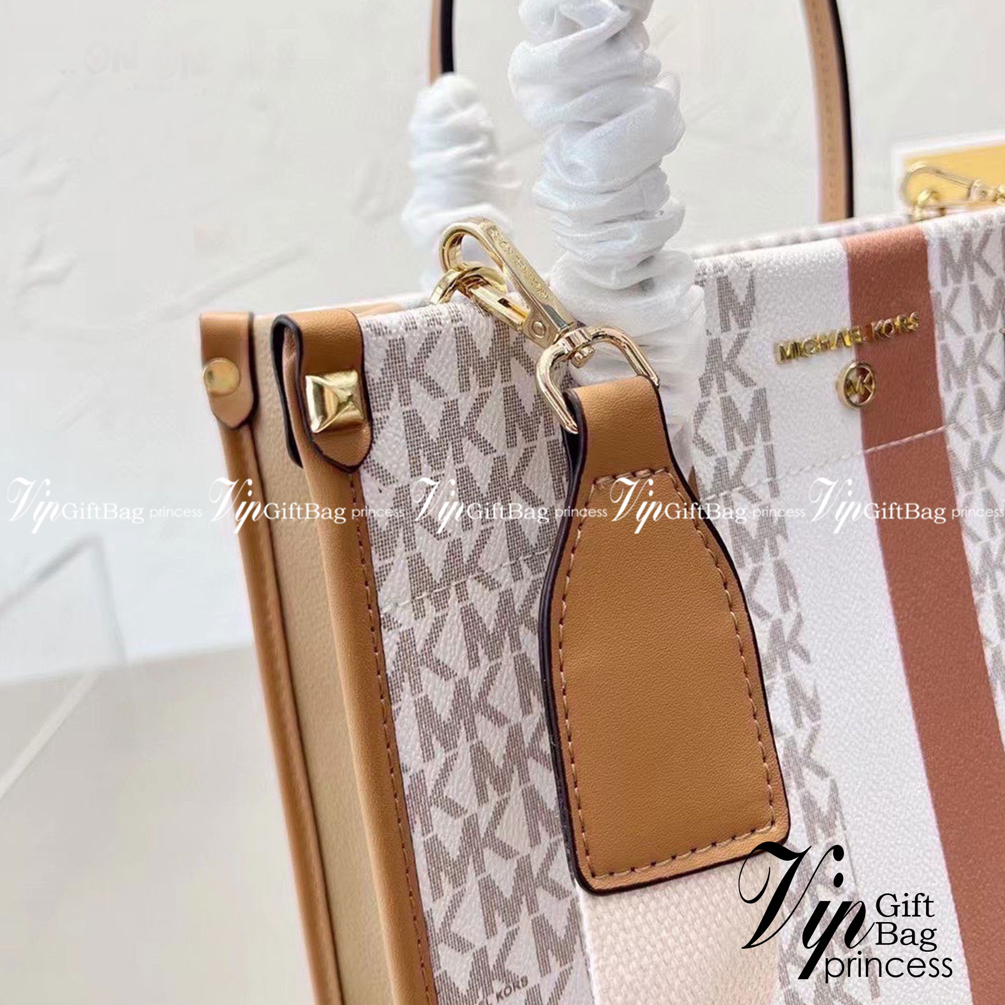 Michael Kors Heidi Tote / Michael Kors Bolsa tote Heidi monogram / MK Tote กระเป๋าสะพายทรง tote มาใหม่ MK หนังพิมพ์ลายแบรนด์ ภายในโล่งกว้าง จุของได้เยอะมาก อะไหล่ปั้มทุกจุด แมทง่ายได้ทุกลุค ภาพถ่ายจากงานขายจริง ใช้งานต่างประเทศได้