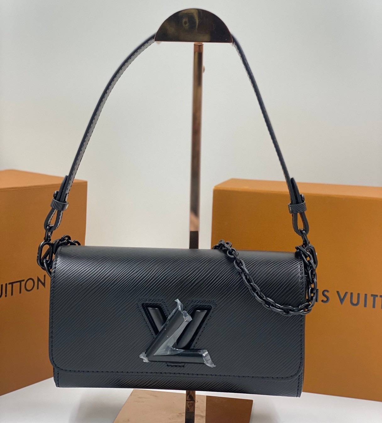 ORI หนังแท้ | LV Twist West Bag elongated shape in grained Epi leather กระเป๋าสะพาย/กระเป๋าถือ พร้อมสายโซ่ หนังลายเกรน Epi รูปทรงยาวและสง่างาม นำเสนอมุมมองใหม่สุดเท่ให้กับไอคอนของแบรนด์ ในหลากหลายเฉดสีทันสมัย