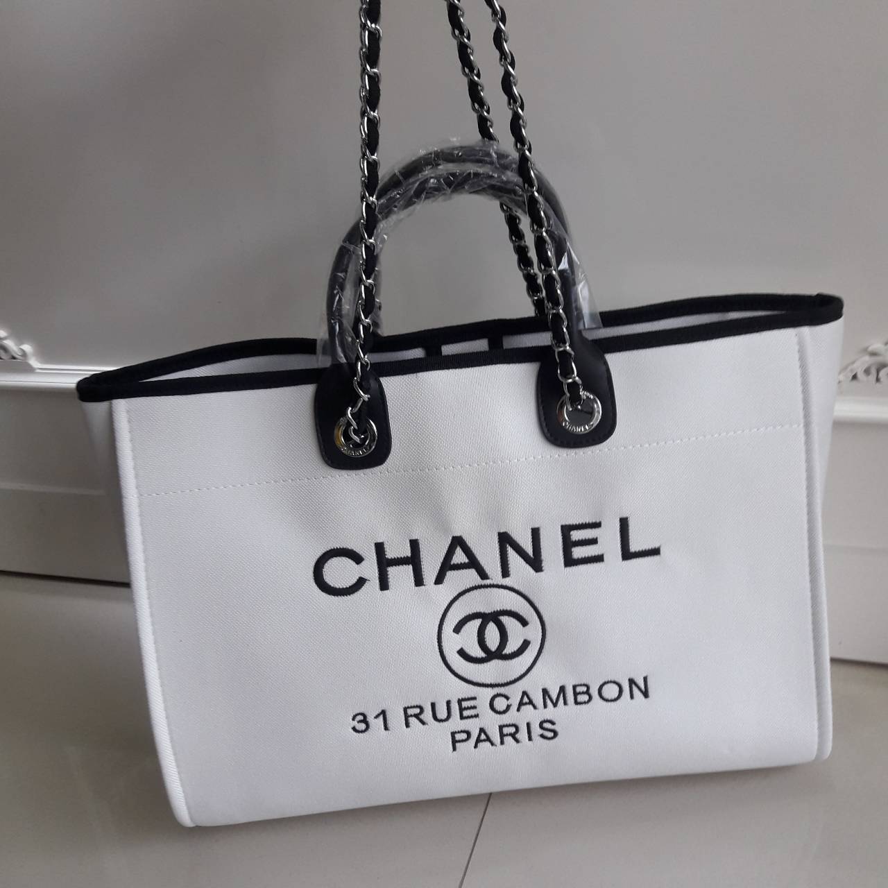รุ่นใหม่ล่าสุด!! ที่สาวๆรอคอย Chanel tote canvas bag จากงานพรีเมี่ยม VIP GIFT รุ่นดังเลยค้า Size ใหญ่อลัง บอกเลยว่า **งานดีที่สุด ตัวกระเป๋า กระเป๋าผ้าเป็นผ้า canvas เนื้อดีสมราคา สัมผัส นุ่มลื่นมือมากกกก อะไหล่เงินปั้มแบรนด์แท้ทั้งใบ ด้านหน้าปัก logo แบร