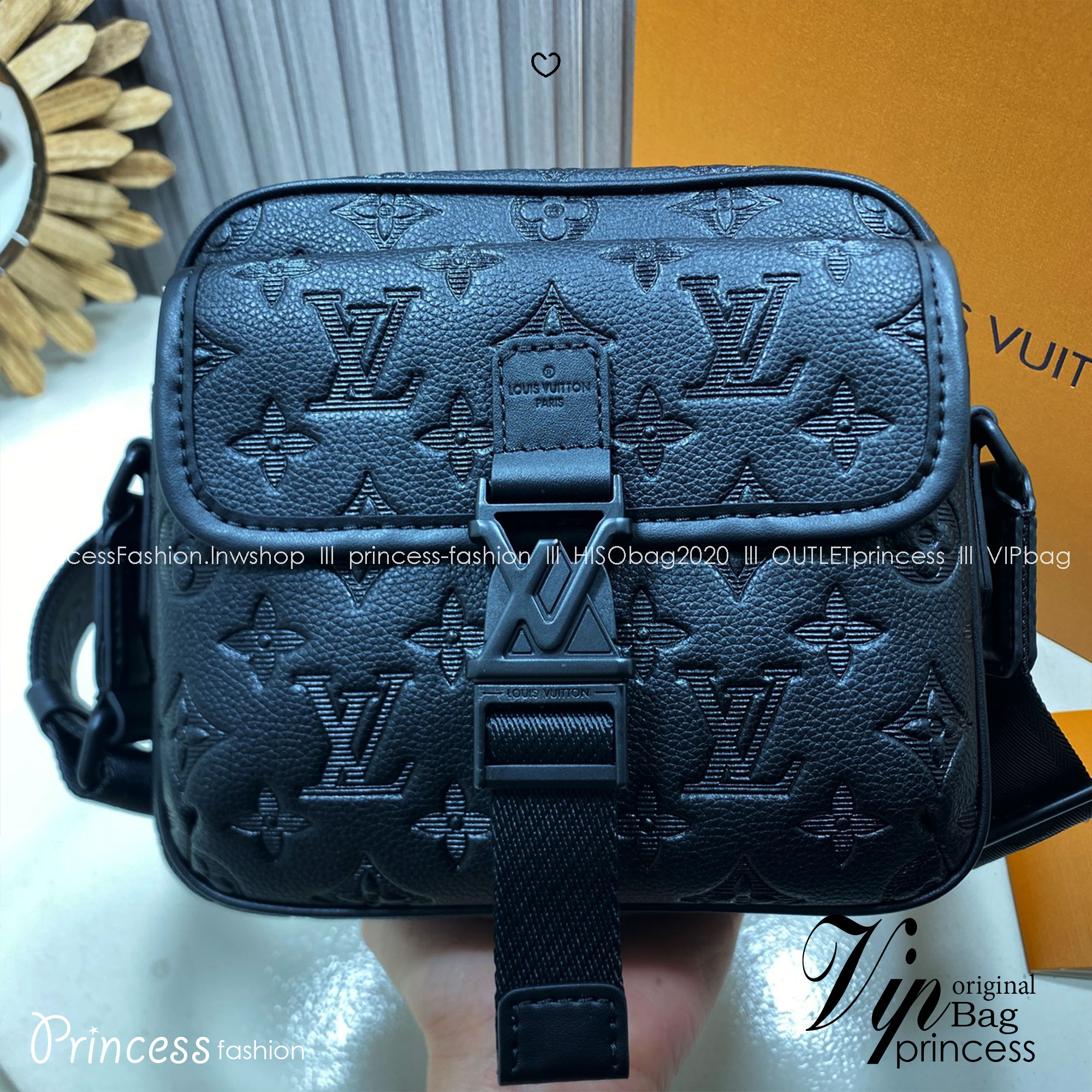 TOP ORI หนังแท้ | LV Getaway Messenger Bag กระเป๋าสะพายทรงแมสเซนเจอร์ ขนาดกะทัดรัดเพรียวบางตอบโจทย์การใช้งานเป็นได้ทั้งกระเป๋าเพาช์และกระเป๋าแมสเซนเจอร์ งานหนัง Monogram Shadow ผสานการประทับลาย Monogram อย่างกลมกลืน