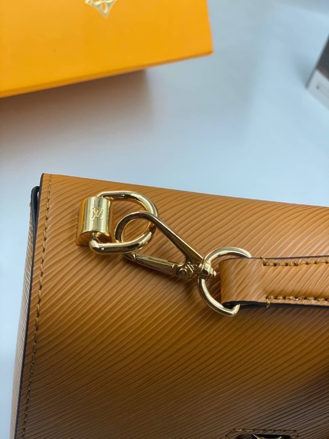 หนังแท้ LOUIS VUITTON Epi Twist Shoulder Bag MM พร้อมส่งที่ไทย เกรดออรินอลงานหนังแท้ทั้งใบ ภาพสินค้าถ่ายจากงานขายจริง ใช้งานต่างประเทศได้