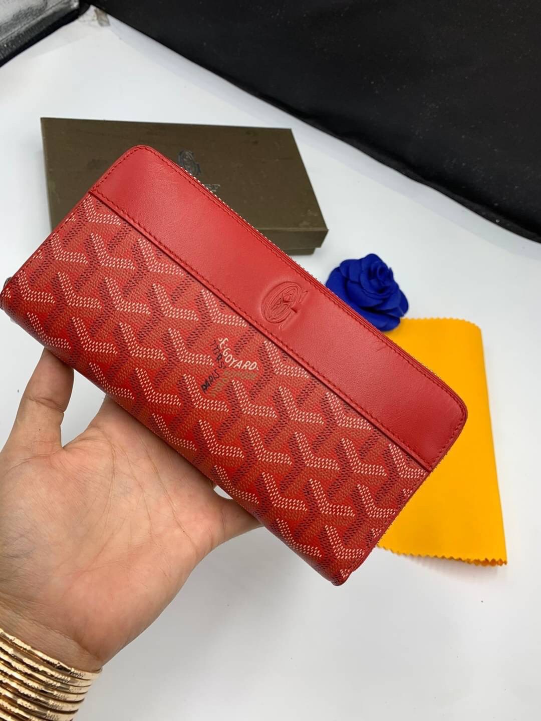 VIP GIFT 】GOYARD round zipper Matignon Long Wallet กระเป๋าสตางค์ซิปรอบใบยาว พร้อมส่ง 6 สี เหมาะกับการใช้งานทุกรูปแบบ นอกจากเพิ่มความมั่นใจแล้ว ยังทำให้ชีวิตของเราง่ายขึ้นอีกด้วย โดยการเปิดปิดแบบซิปรอบ สามารถใส่ธนบัตร เหรียญ บัตรต่างๆได้หลายใบเลยทีเดียว ขน