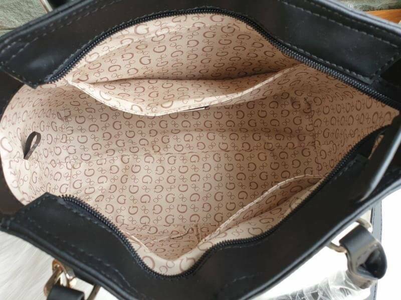 GUESS G LOGO PRINT TOTE BAG กระเป๋าถือหรือสะพายรุ่นใหม่ล่าสุดจาก GUESS FACTORY รุ่นยอดนิยม สวยอย่างมีสไตล์ สีสวยคลาสสิก รุ่นนี้มีการพิมพ์ลายโลโก้ รอบใบ หนัง faux-saffiano หนังคุณภาพดี ตั้งอยู่ทรง น้ำหนักเบา ประดับด้วยโลโก้แบรนด์อะไหล่เงิน สวยโดดเด่นที่กระ