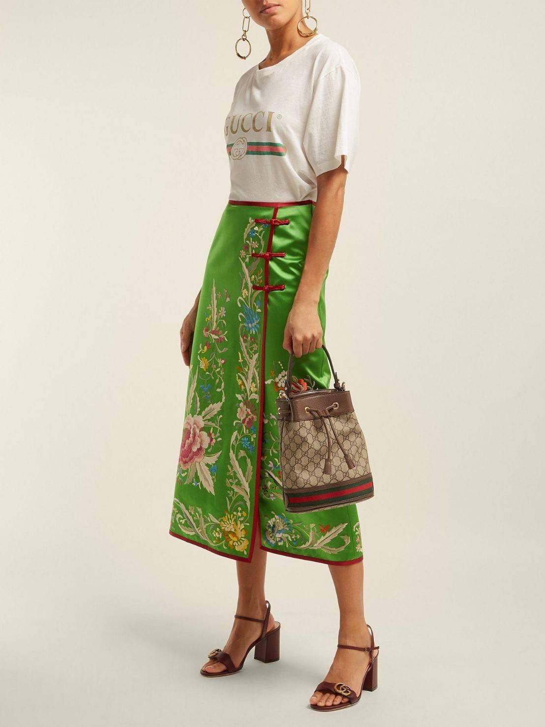 GUCCI Ophidia mini small GG bucket bag กระเป๋าถือหรือสะพายข้าง ขนาดเล็ก ทรงขนมจีบ วัสดุผ้าใบ+หนังแท้ พร้อมแถบลายทางสีเขียวและสีแดงด้านล่าง ด้านในโล่ง มี1ช่องเล็ก สายยาวถอดสายไม่ได้ ปรับระดับได้ ใบนี้เรียบหรูดูดีสุดๆไม่ควรพลาดค่า