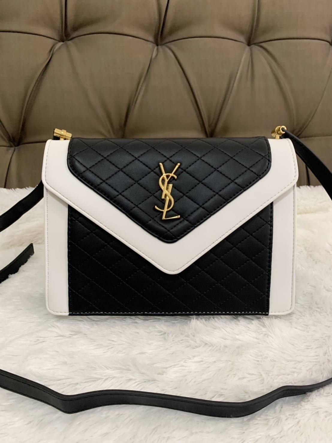VIP SAINT LAURENT GABY SATCHEL BLACK / YSL GABY กระเป๋าสะพายดีไซน์เกร๋ รูปทรงแบบซองจดหมาย หนังลายตาราง น้องใหม่จากSaint Laurent Gaby Satchel วัสุดหนังลูกแกะแบบควิลท์ (หนังแกะสังเคราะห์) งานสไตล์วินเทจ แต่งขอบสีขาวตัดกับสีดำ ด้านหลังมีช่องสำหรับใส่ของได้ โ