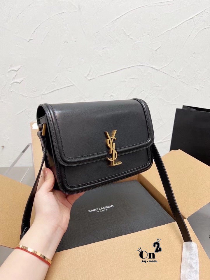 ไอเท็มขึ้นแท่น the best seller!! YSL SOLFERINO SATCHEL LEATHER / YSL crossbody bag กระเป๋าสะพายข้าง โลโก้โดดเด่น ดีเทลดูแพงด้วยตัวล็อค ใช้งานง่าย แน่นหนา งานหนังสวยเต็มใบ ภายในเป็นช่องโล่ง ใส่ของสำคัญได้เลยสบายๆ สายสะพายครอส ปรับใช้ได้ตามตัว ใบจริงสวยคม ร