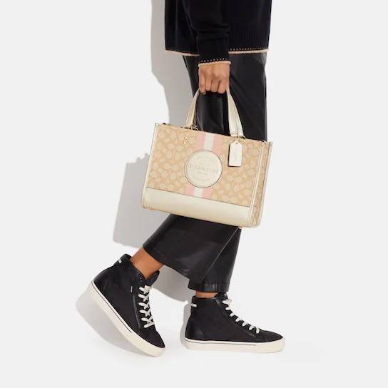 COACH DEMPSEY CARRYALL IN SIGNATURE JACQUARD WITH STRIP AND COACH PATCH((CE984)) ใบใหญ่ สีผู้ดีขับผิวมากๆเลยค่า😘 พร้อมส่งที่ไทย สีใหม่ล่าสุด2023! กับกระเป๋าทรงtote