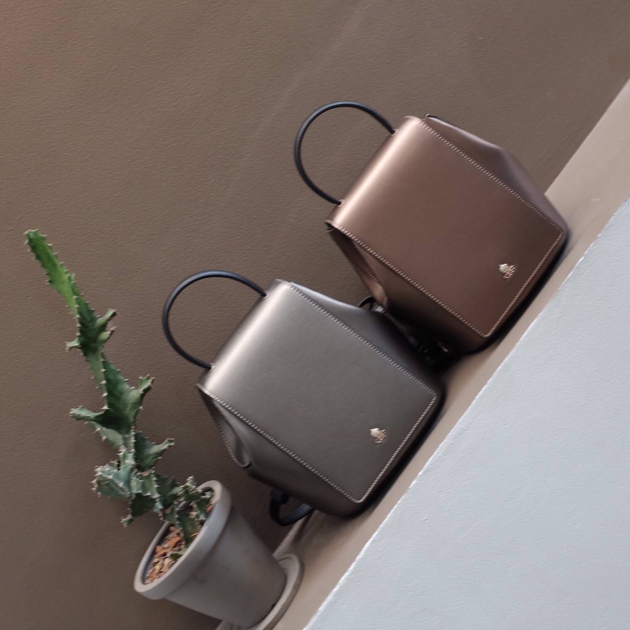 ทรงน่ารักมาก กระเป๋าเป้สะพายข้างได้ สี Glitter ✨ Limited รับ (summer) **KEEPBAG_Allma กระเป๋าเป้ใบใหม่เอาใจสาวทุกสไตล์เลยค่ะ 🌈🌈Summer นี้ ใครกำลังมองหากระเป๋าเป้ใบเล็ก เหมาะกับทุกๆวัน ใช้งานง่าย ใส่ของครบใบนี้แนะนำเลยค่า น้ำหนักเบา 