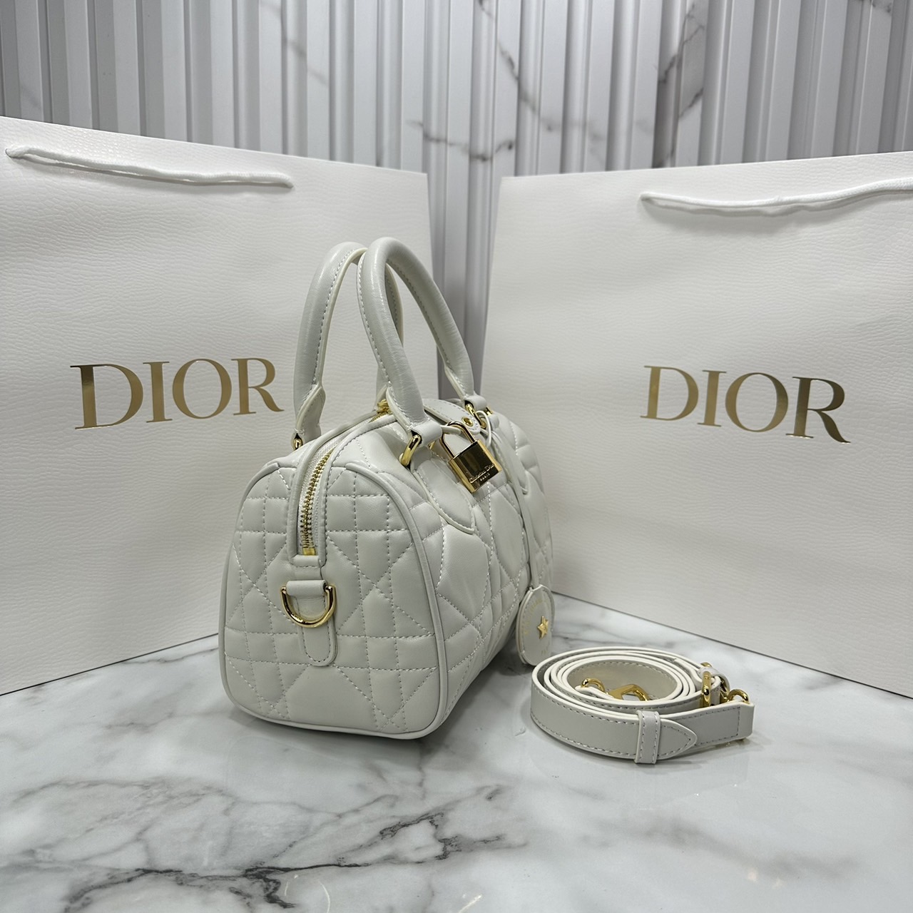 DIOR Groove 20 Bag / Dior Keepall Macrocannage Leather / Oblique Jacquard กระเป๋าสะพายทรงบอสตัน Keepall ทันสมัยและสง่างาม ใช้งานได้ทั้งแบบสะพายไหล่หรือสะพายแบบครอสบอดี้ เหมาะเป็นไอเทมคู่ใจในชีวิตประจำวัน เกรดออริ 1:1