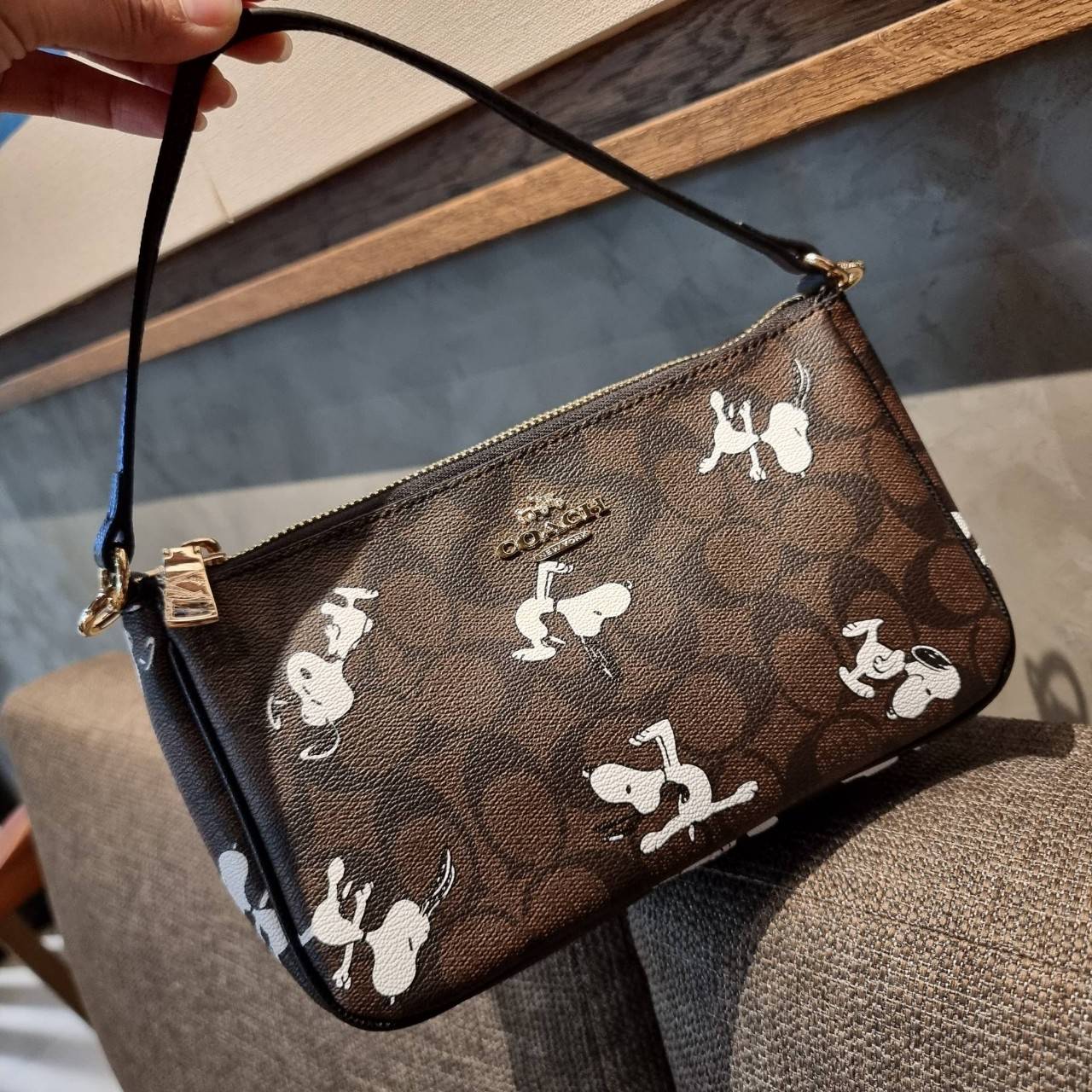 COACH F36674 TOP HANDLE POUCH IN SIGNATURE WITH SNOOPY PRINT คอลเลคชั่นใหม่ ในสไตล์พอช มาให้ช้อปก่อนใครในไทยจ้า น่ารักน่าใช้ไปอีกกับกระเป๋าสะพายทรงฮิตตลอดกาล ด้วยดีไซน์ที่ออกมาให้ใช้งานได้ง่าย ขนาดกำลังเหมาะ วัสดุแคนวาสทนทาน ดีไปหมดขนาดนี้!! คุณลูกค้าถึงส