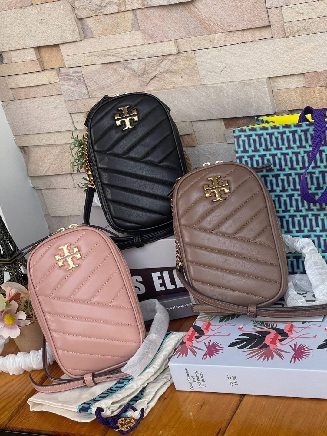 OUTTLET 】Tory burch kira chevron n/s crossbody bag กระเป๋าสำหรับใส่มือถือหรือของจุกจิกต่างๆ ได้กลายมาเป็นแฟชั่นสุดร้อนแรงแห่งปี คอลเลคชั่นนี้ออกมาเพื่อเอาใจสาวๆโดยเฉพาะ สีสันสุภาพเพื่อให้แมทช์กับสีสันของเสื้อผ้า ได้ง่าย ภายในยังสามารถแบ่งสันปันส่วนไว้สำหร