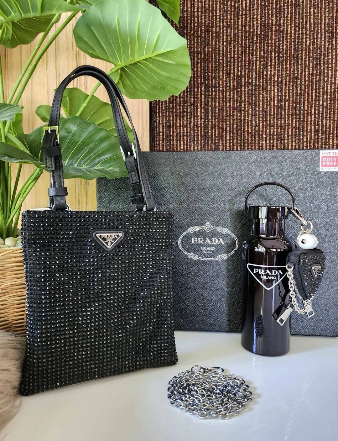 เซทสุดคุ้ม! ซื้อ1ได้ถึง3 PRADA CRYSTALS MINI TOTE BAG WITH KEYCHAIN AND VACUUM BOTTLE VIP สวยหรูดูดี items นี้คุ้มมากๆได้ถึง3อย่างทั้งกระเป๋าสะพาย(พร้อมสายโซ่)+พวงกุญแจ+กระบอกน้ำครบชุด ไอเท็มแนะนำน่าใช้ควรค่านักสะสม