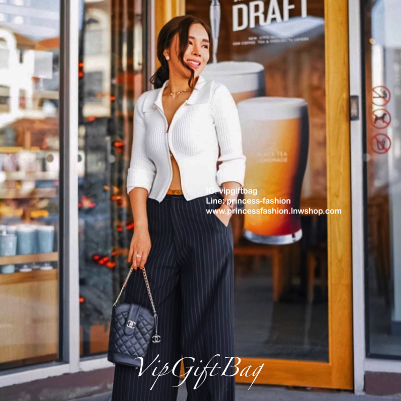 สวยหรูคลาสสิค **มีสายให้สองแบบ CHANEL VIP GIFT CROSSBODY BAG งาน CHANEL VIP GIFT ของแท้ 100% จากเคาเตอร์แบรนด์ CHANEL ทรงสวย ขนาดกำลังดี วัสดุหนัง CAVIER PU เปิดปิดด้วยกระดุมหน้าแบบบิดปลอดภัยหายห่วง ด้านในมีซิปอีกชั้น อะไหล่ทอง หัวซิปปั้มแบรนด์ ด้านในใส่โ