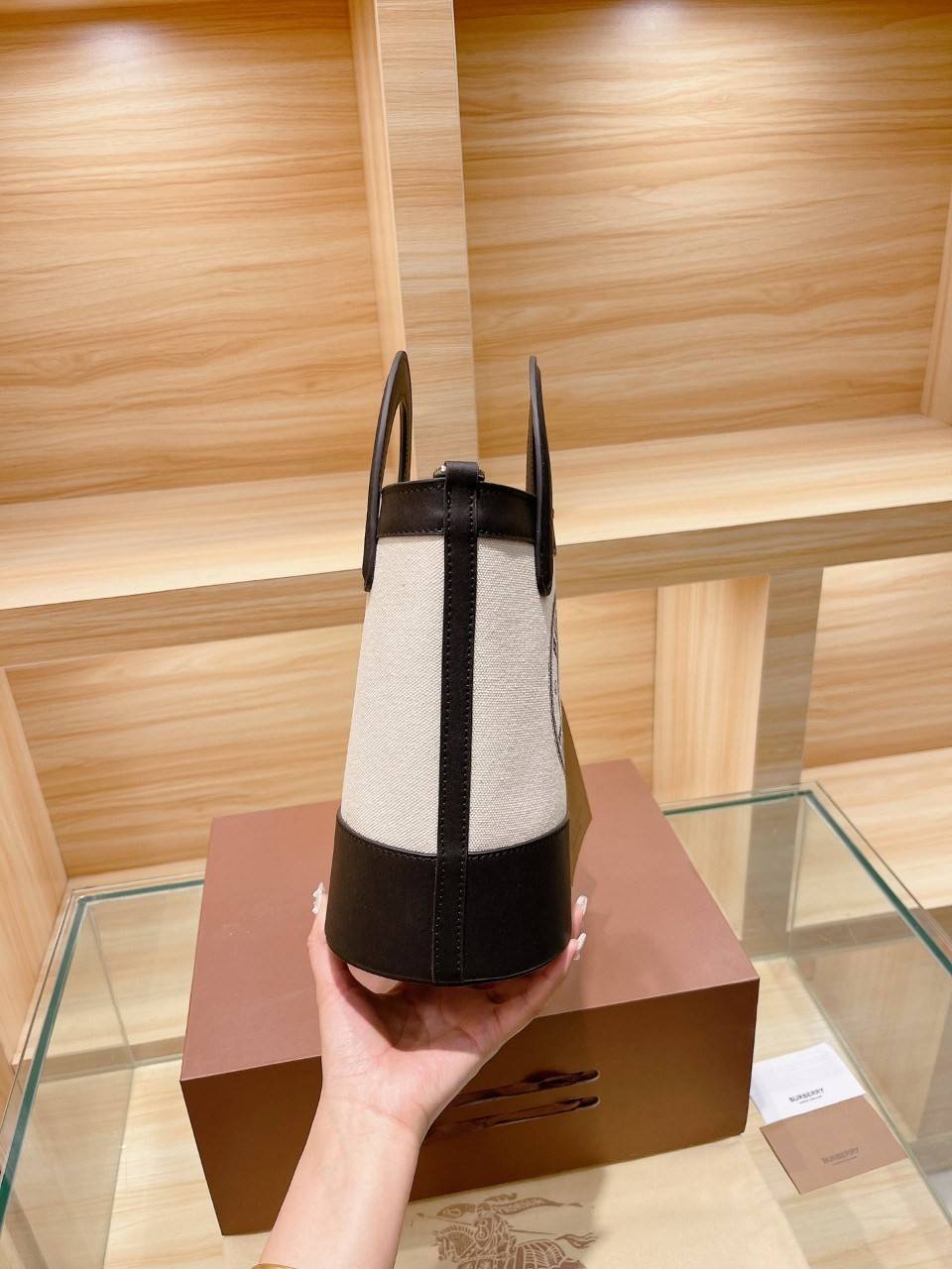 BURBERRY MINI CANVAS CROSSBODY BAG *งานหรูมาก 👑👑 สินค้าพรีเมียมกิ้ฟท์เคาเตอร์น้ำหอมต่างประเทศ กระเป๋าทรง CROSSBODY ใบขนาดกำลังดี *ผ้าแคนวาสคาดหนังวัวแท้ อะไหล่ทอง ปักโลโก้แบรนด์ด้านหน้า ด้านในเปิดปิดด้วยกระดุมคาด สามารถใส่กระเป๋าสตางค์สั้น