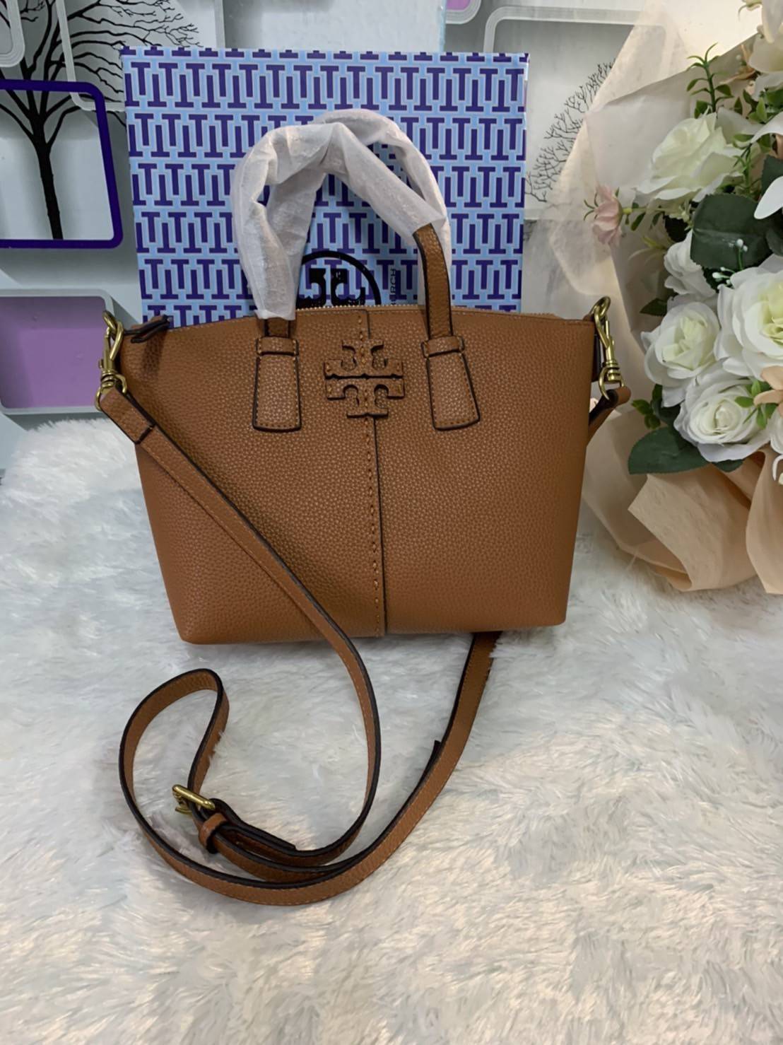Tory Burch McGraw Mini Top Zip Satchel กระเป๋าสะพายทรงสวย ขนาดกำลังดี หูจับถนัดมือ วัสดุหนังแกะสังเคราะห์หนังสวยเงาขึ้นรูป ประดับโลโก้แบรนด์ด้วยหนังที่ด้านหน้า จะสะพายข้างหรือcrossbody ได้หมด แมทกับชุดได้ง่าย น้ำหนักเบาค่ะ มาพร้อมสายสะพายยาวปรับระดับได้ ถ