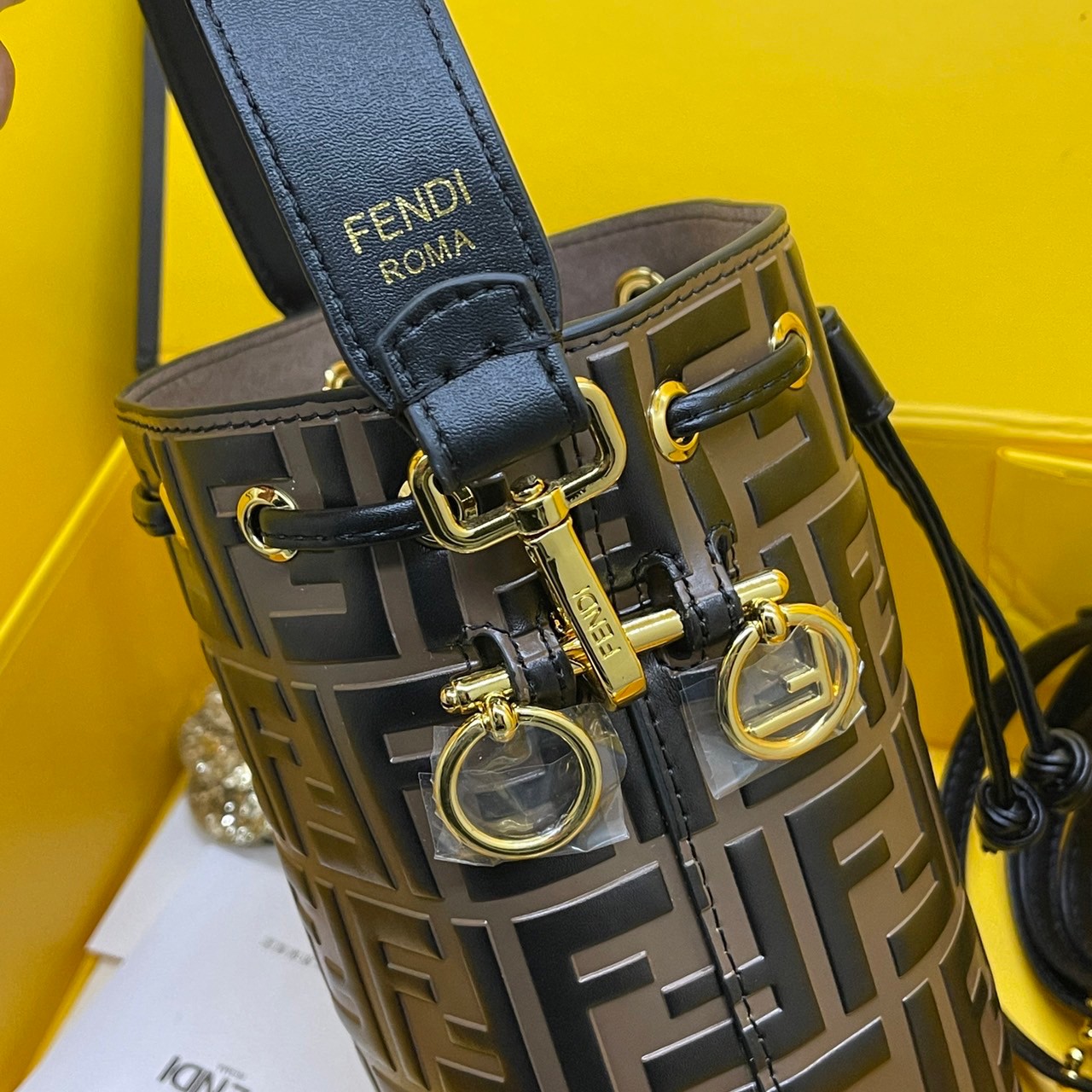 FENDI Mon Tresor Brown leather mini bag / FENDI Bucket Bag กระเป๋าสะพายทรงบัคเก็ต ไซส์มินิ เกรดออริ สลับแท้ 1:1 ใช้ต่างประเทศได้