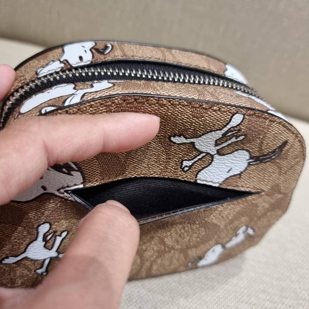 COACH C4590 COACH x PEANUTS MINI SERENA CROSSBODY IN SIGNATURE CANVAS WITH SNOOPY PRINT มาจ้าแม่ มาหนักๆอีกแล้ว กับคอลเลคชั่นที่ขายดี ขายหมด ไม่เคยพอจะขาย!! มินิเซเรนาคอลแลบกับสนูปพีแบบลงตัวที่สุด วัสดุหนังแคนวาสเคลือบลาย เปิด-ปิดด้วยซิป สะดวกใช้ ภายในเป็