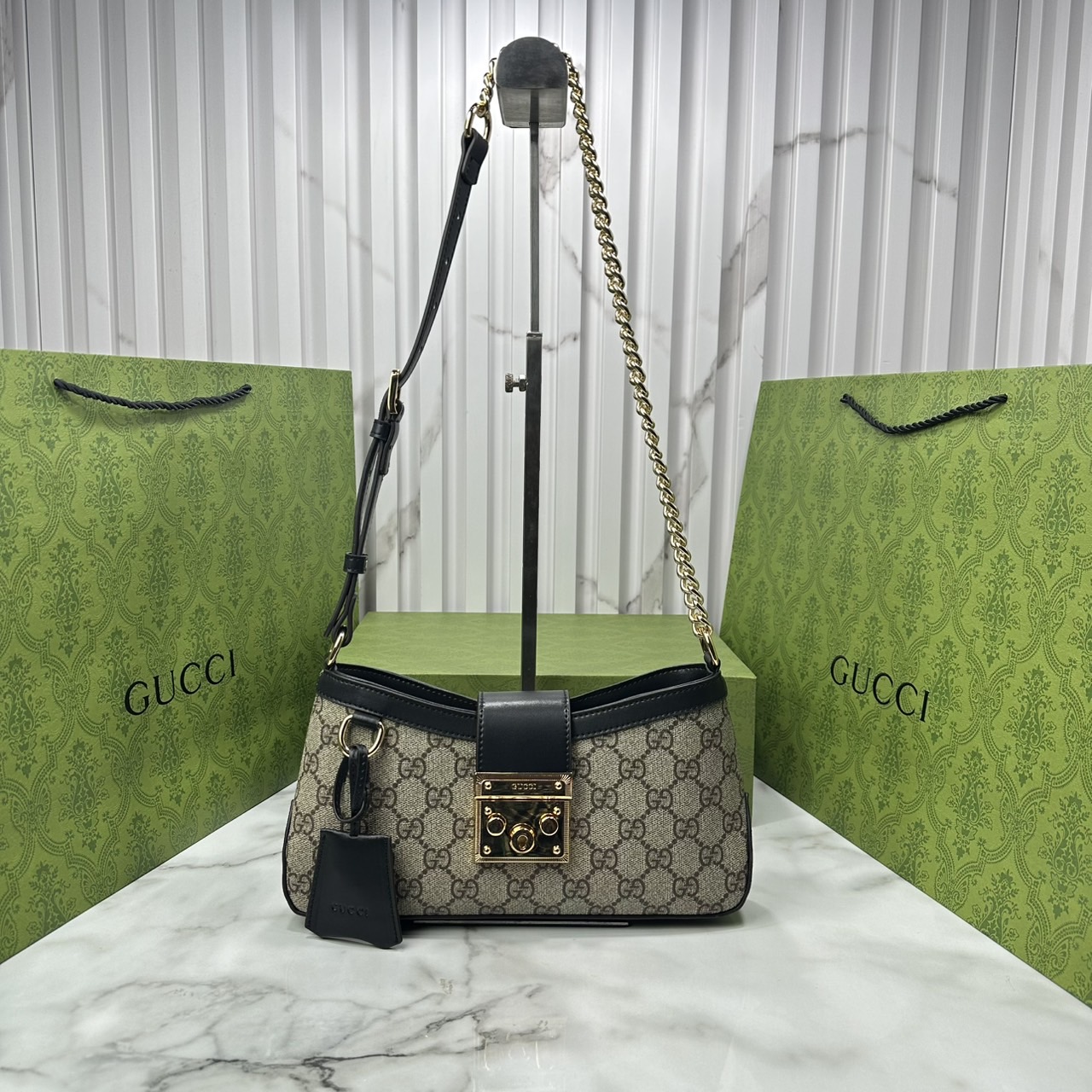 ORI หนังแท้ | GUCCI Padlock Small Shoulder Bag กระเป๋าสะพายทรงสวยวินเทจดีไซน์ไม่ซ้ำใคร หรูล้ำผู้ดี หนังแคนวาสพิมพ์ลายคมชัด ปากกระเป๋ามีแถบหนังคาดและอะไหล่กดล็อค