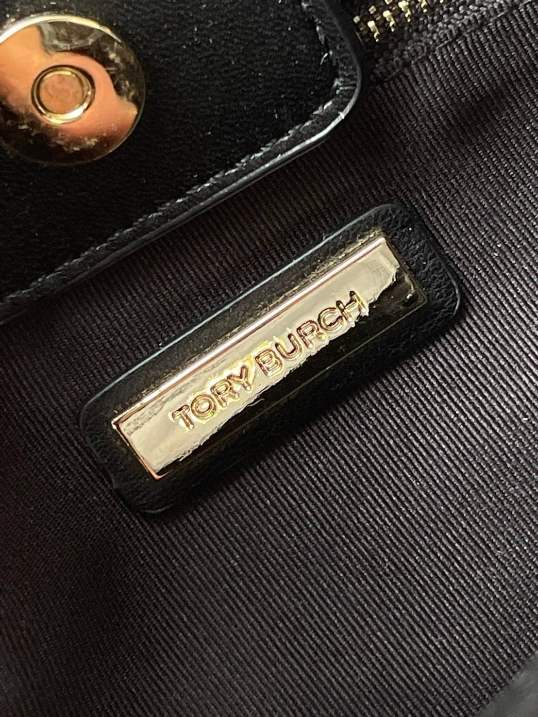 Tory Burch Fleming Soft Small Tote Bag เป็นกระเป๋าสะพายไหล่น่ารัก ๆ สักใบที่มีดีไซน์โดดเด่น สะดุดตา ใน Collection เรียกได้ว่าขายดีอันดับต้น ๆ ของแบรนด์ ใช้ได้ในลุคช์ทางการและกึ่งทางการ ดีเทลการตัดเย็บพิมพ์ลายนูนคู่กับแพทเทิร์นสี่เหลี่ยมทรงเพชร ที่ช่วยเพิ่