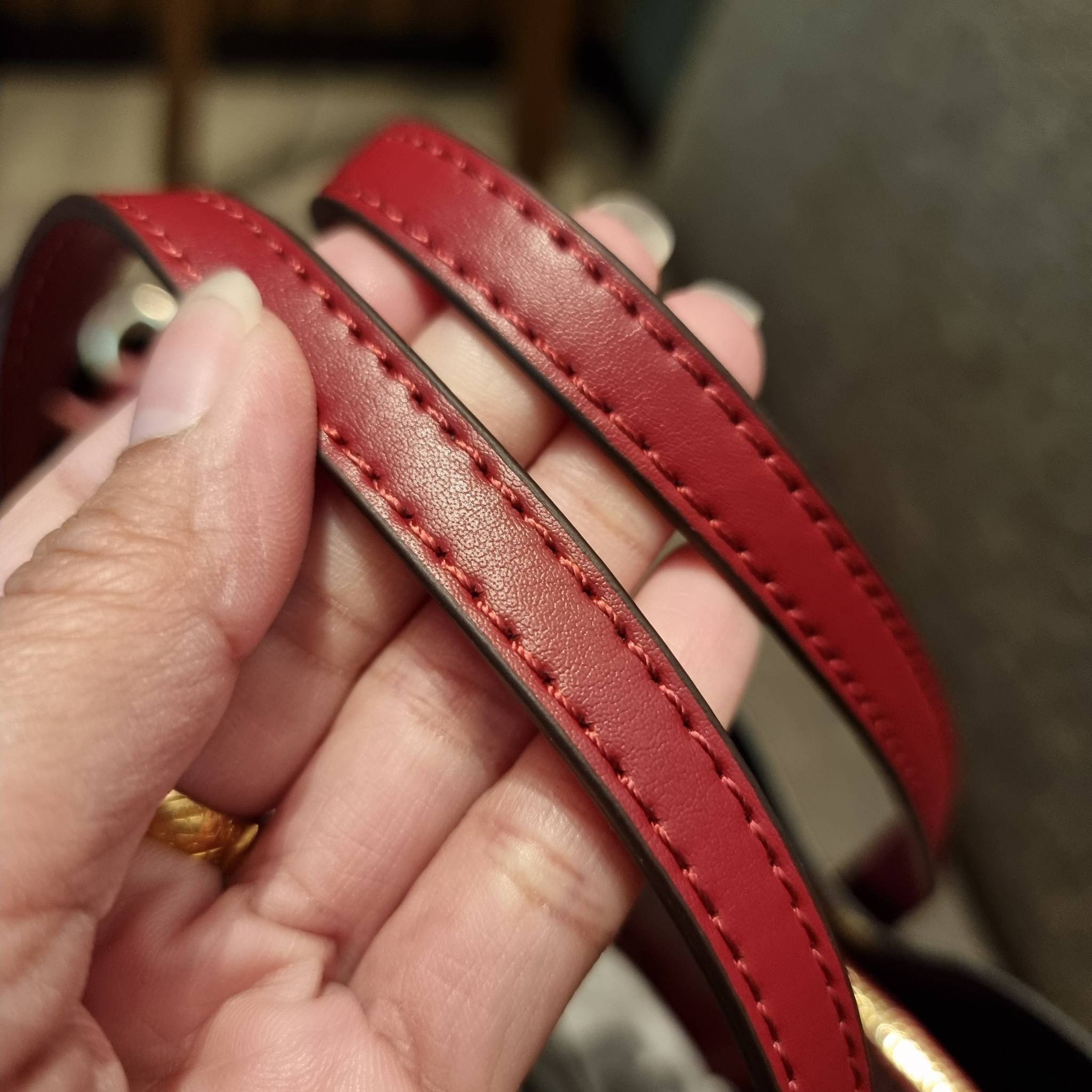 COACH C4250 MOLLIE TOTE 25 IN SIGNATUE CANVAS WITH HEART FLORAL ดีไซน์ใหม่ล่าสุด กระเป๋าโท้ทไซส์เล็กที่สาวๆต่างก็ต้องปักใจรัก รอบนี้น้องถูกเติมแต่งลวดลายดอกไม้ เพิ่มดีเทลความน่าใช้ไปอีก วัสดุหนังแคนวาส ทนทาน ภายในโล่งกว้าง มีช่องซิปกลางใส่ของได้ ขนาดกำลัง