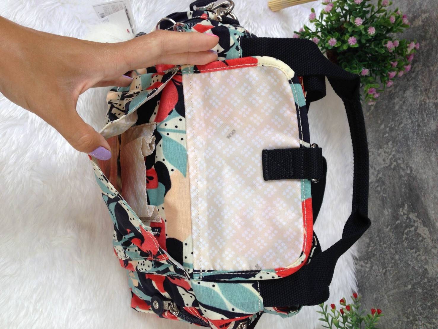 KIpling Felix Large Handbag Bag กระเป๋าถือหรือสะพายสไตล์ลำลองวัสดุ Nylon + Polyester 100% น้ำหนักเบามีหูหิ้วเเละสายสะพายยาวเลื่อนปรับระดับได้ถอดได้ เปิดปิดด้วยซิปสะดวกใช้ โลโก้เเบรนด์ มีช่องแบ่งถึง3ช่องเเยกเป็นสัดส่วน ด้านหน้าและด้านหลังมีช่องใส่ของเปิดปิ