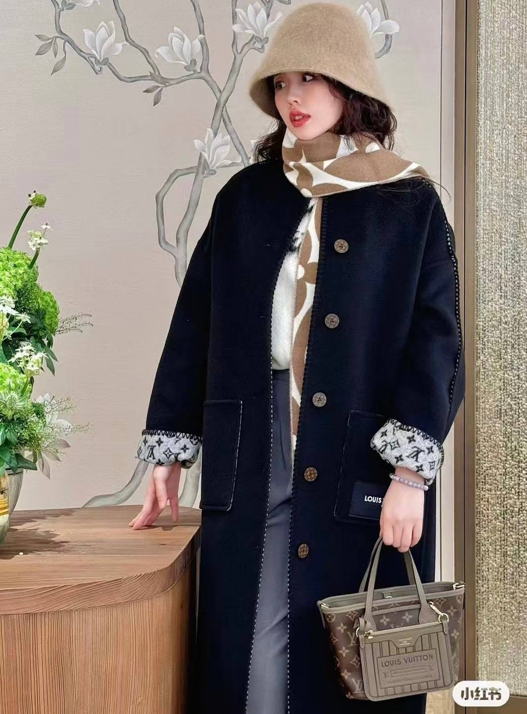 LV Neverfull Bandoulière Inside Out BB กระเป๋าทรงโท้ทไซส์เล็กใช้งานได้สองด้าน มีตะขอเกี่ยวสามารถปรับรูปทรงกระเป๋าได้หนังแท้นิ่มสวย ลายโมโนแกรมและหนังลายเกรน มาพร้อมใบลูกเข้าเซ็ทใส่สายสะพายยาวได้