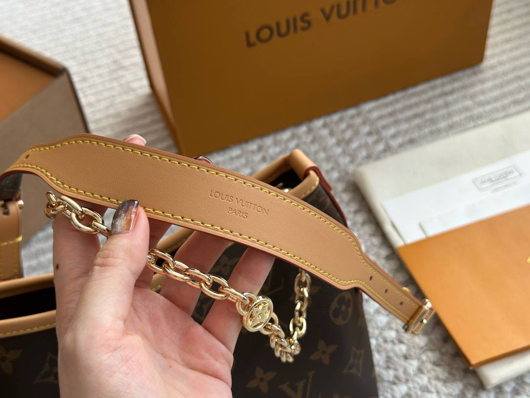 LV CarryAll BB bag กระเป๋าสะพายแครี่ออล ไซส์ใหม่ ดีไซส์ใหม่สุดไอคอนิกปรับโฉมใหม่ประจำฤดูกาลในดีไซน์สุดชิค ตกแต่งสายโซ่สีทองงดงามด้วย Monogram Flower