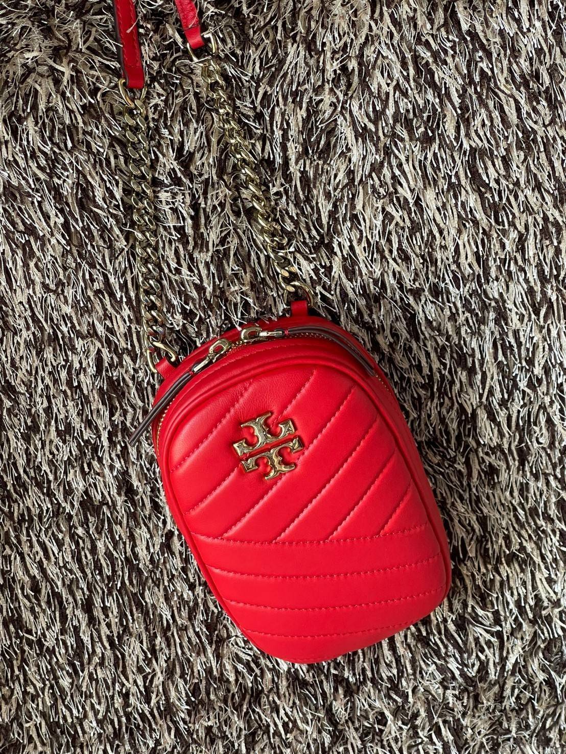 Tory burch kira chevron n/s crossbody bag กระเป๋าสำหรับใส่มือถือหรือของจุกจิกต่างๆ ได้กลายมาเป็นแฟชั่นสุดร้อนแรงแห่งปี คอลเลคชั่นนี้ออกมาเพื่อเอาใจสาวๆโดยเฉพาะ สีสันสุภาพเพื่อให้แมทช์กับสีสันของเสื้อผ้า ได้ง่าย ภายในยังสามารถแบ่งสันปันส่วนไว้สำหรับใส่บัตร
