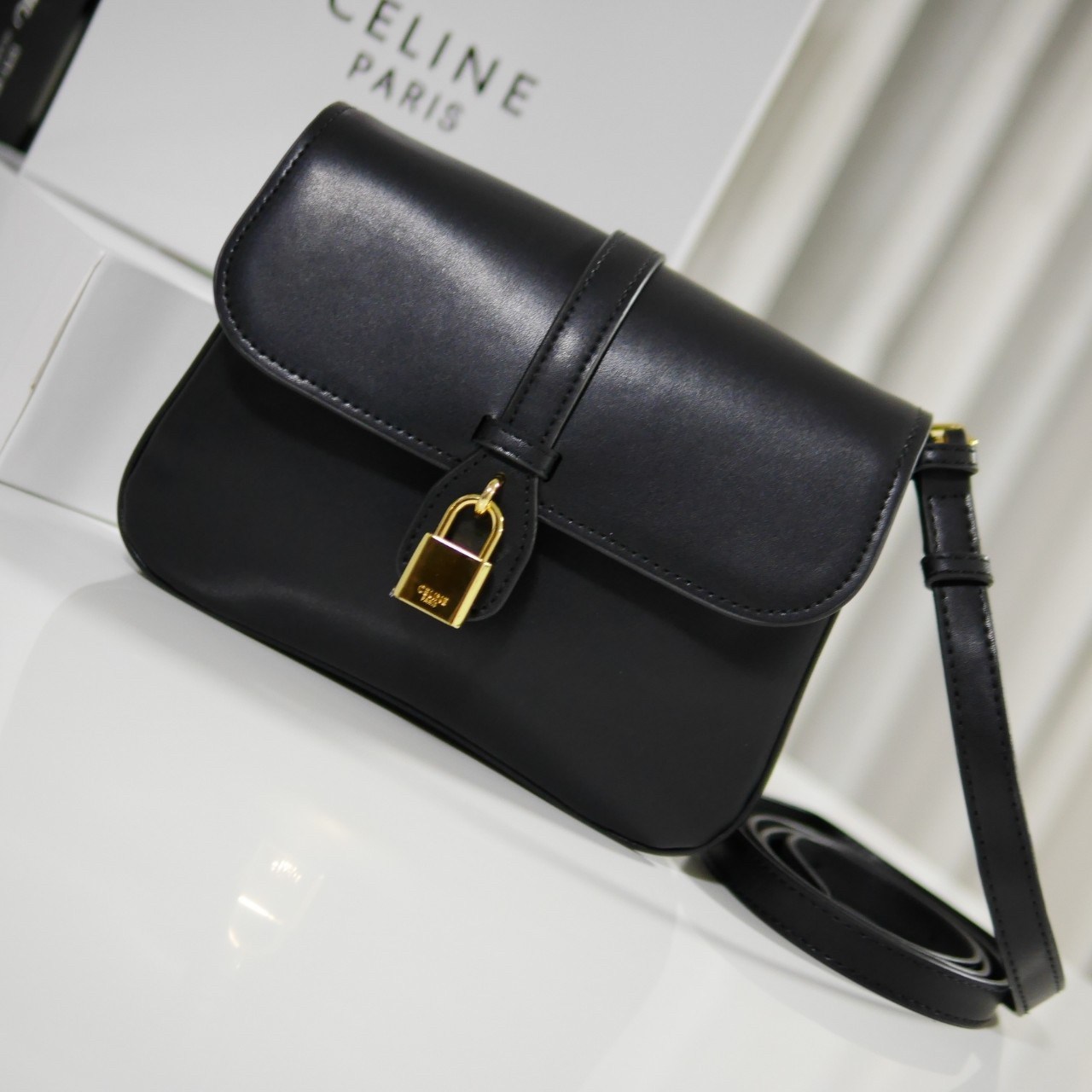 Celine Medium Tabou In Smooth Calfskin พร้อมส่งรุ่นใหม่แล้วค่า กับ CELINE SHOULDER BAG หนังเรียบสวยหรู ปรับดับพวงกุญแจสีทองด้านหน้า ด้านในเปิดด้วยด้วยกระดุม แบ่งช่องใส่ของออกเป็นสัดส่วน พร