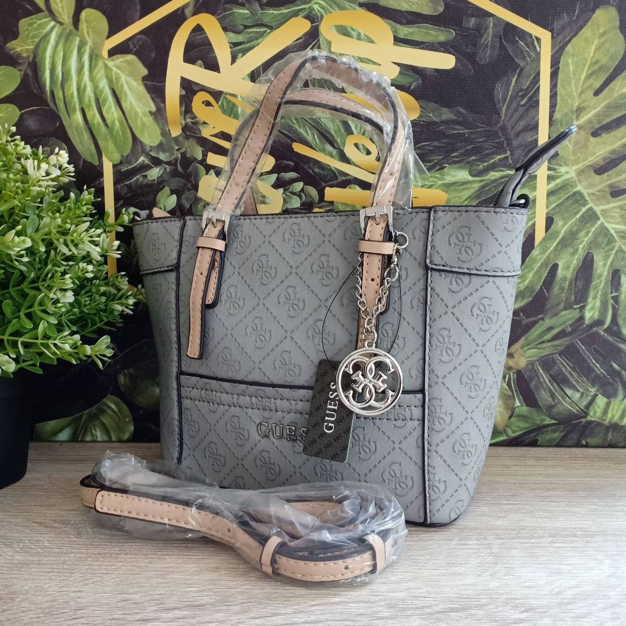 กระเป๋าหนังเรียบอยู่ทรง ปั้มลาย GG เก๋ตรงหูกระเป๋าเป็นสีทูโทน ตัดกับ สีกระเป๋า ด้านหน้าประดับด้วยป้ายโลหะ โลโก้แบรนด์ เปิดปิดด้วยซิปบน ภายในมีช่องซิป และช่องเล็กอีก 3 ช่อง สายยาวปรับระดับได้ ถอดออกได้ หูหิ้วปรับระดับได้ค่ะ