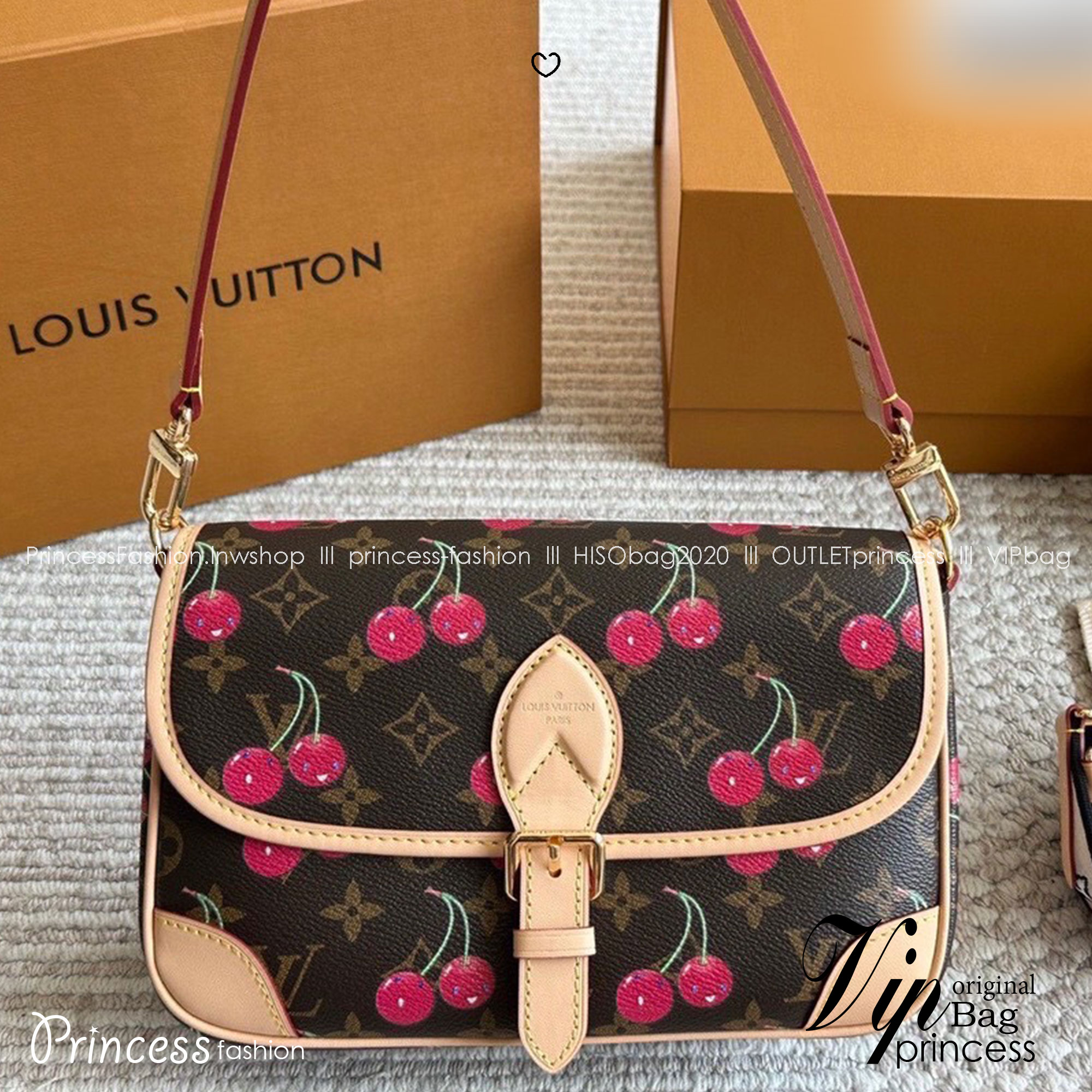 LV Diane Monogram Cherry กระเป๋ามัลติฟังก์ชั่นสุดคุ้ม คอลใหม่แสนสดใสด้วยลายเชอรี่ ที่ดีไซน์ออกมาน่ารักน่าใช้มากๆ มีสายมาให้ถึง 2 แบบ สายหนังคล้องไหล่ได้ และสายสปอร์ตครอสบอดี้ได้
